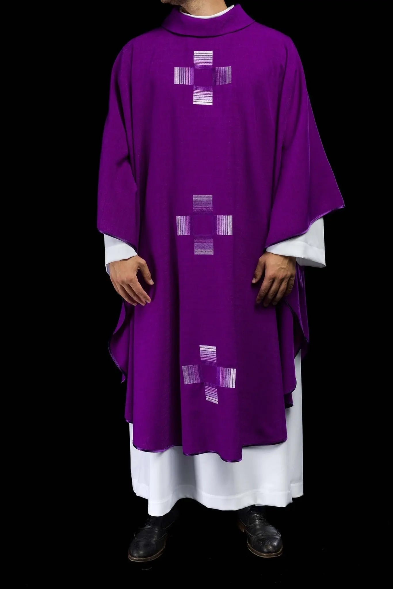 Chasuble violette avec croix brodées