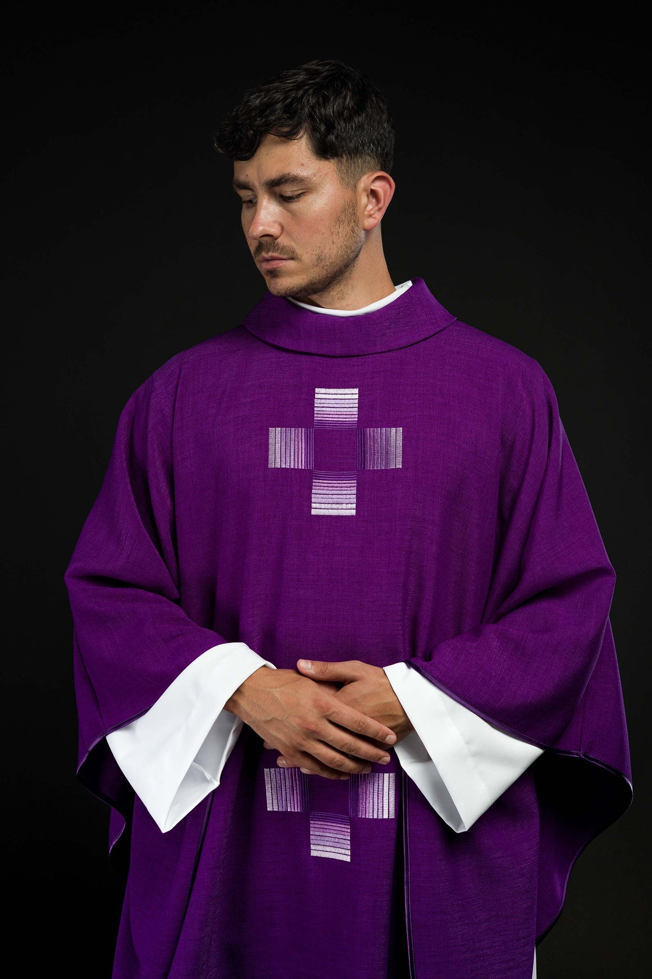 Fioletowy ornat haftowanymi krzyżami - ORNATY.PL