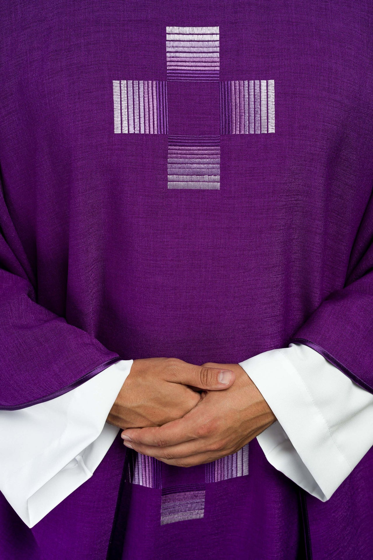 Fioletowy ornat haftowanymi krzyżami - ORNATY.PL