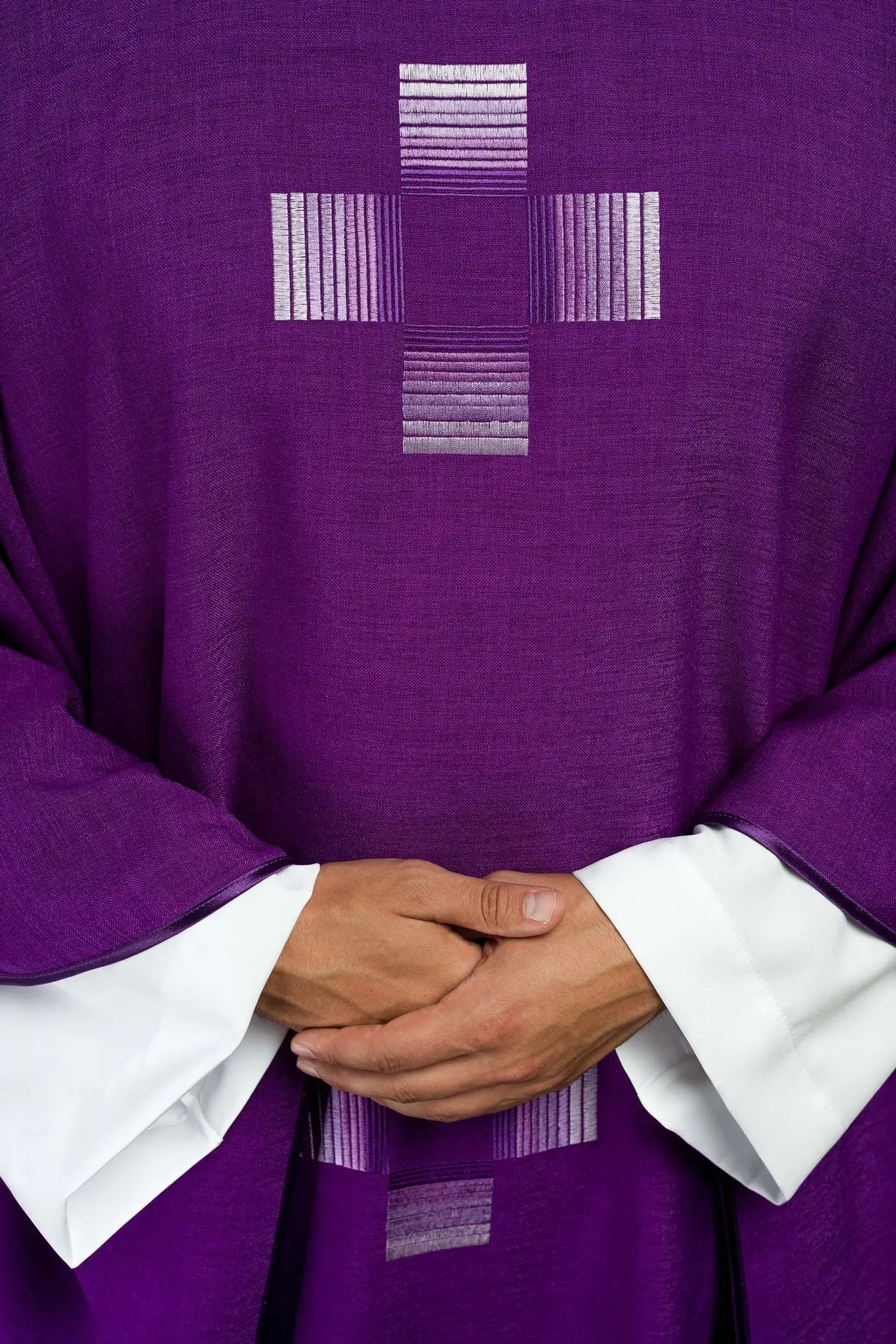 Chasuble violette avec croix brodées