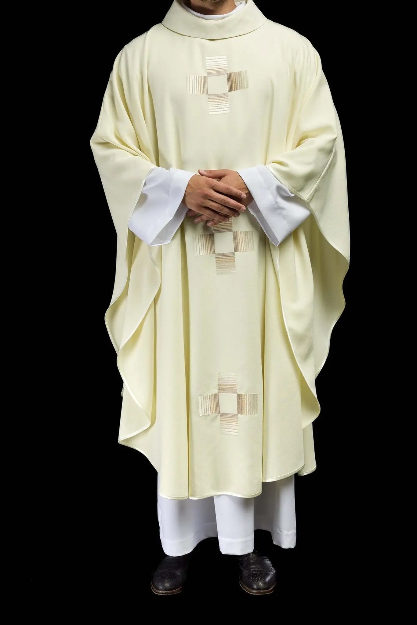Chasuble avec croix brodées en écru
