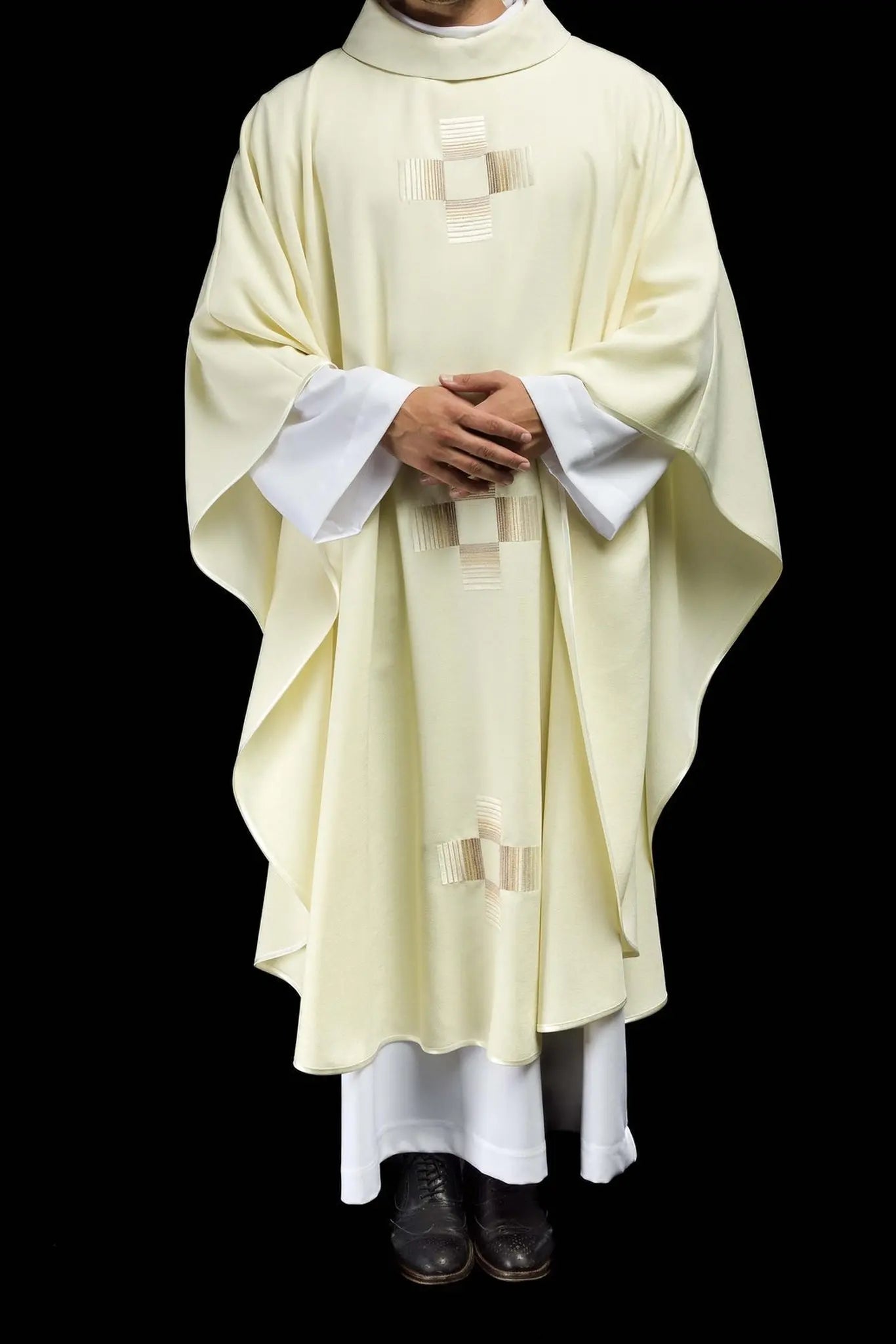 Chasuble avec croix brodées en écru