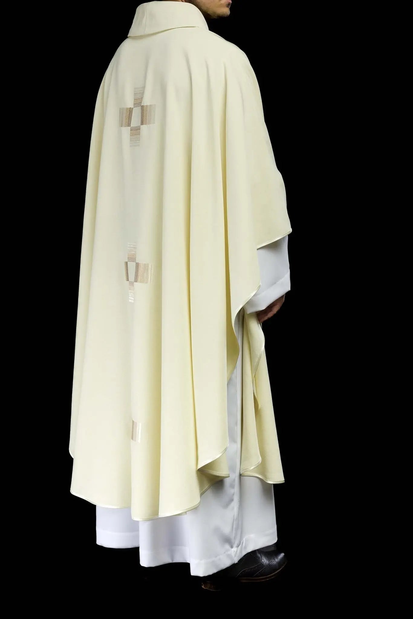 Chasuble avec croix brodées en écru