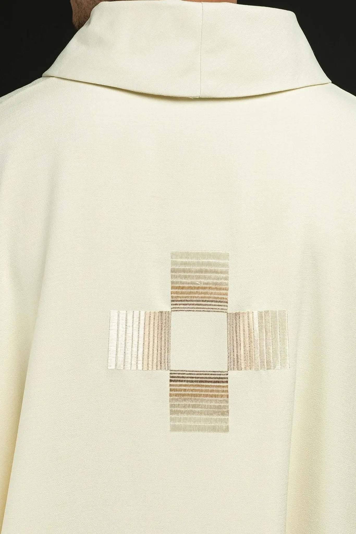 Chasuble avec croix brodées en écru
