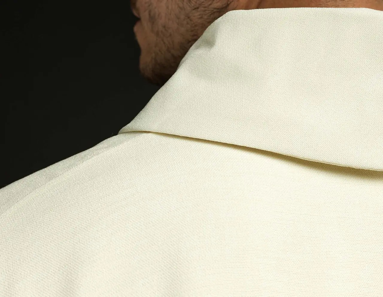 Chasuble avec croix brodées en écru