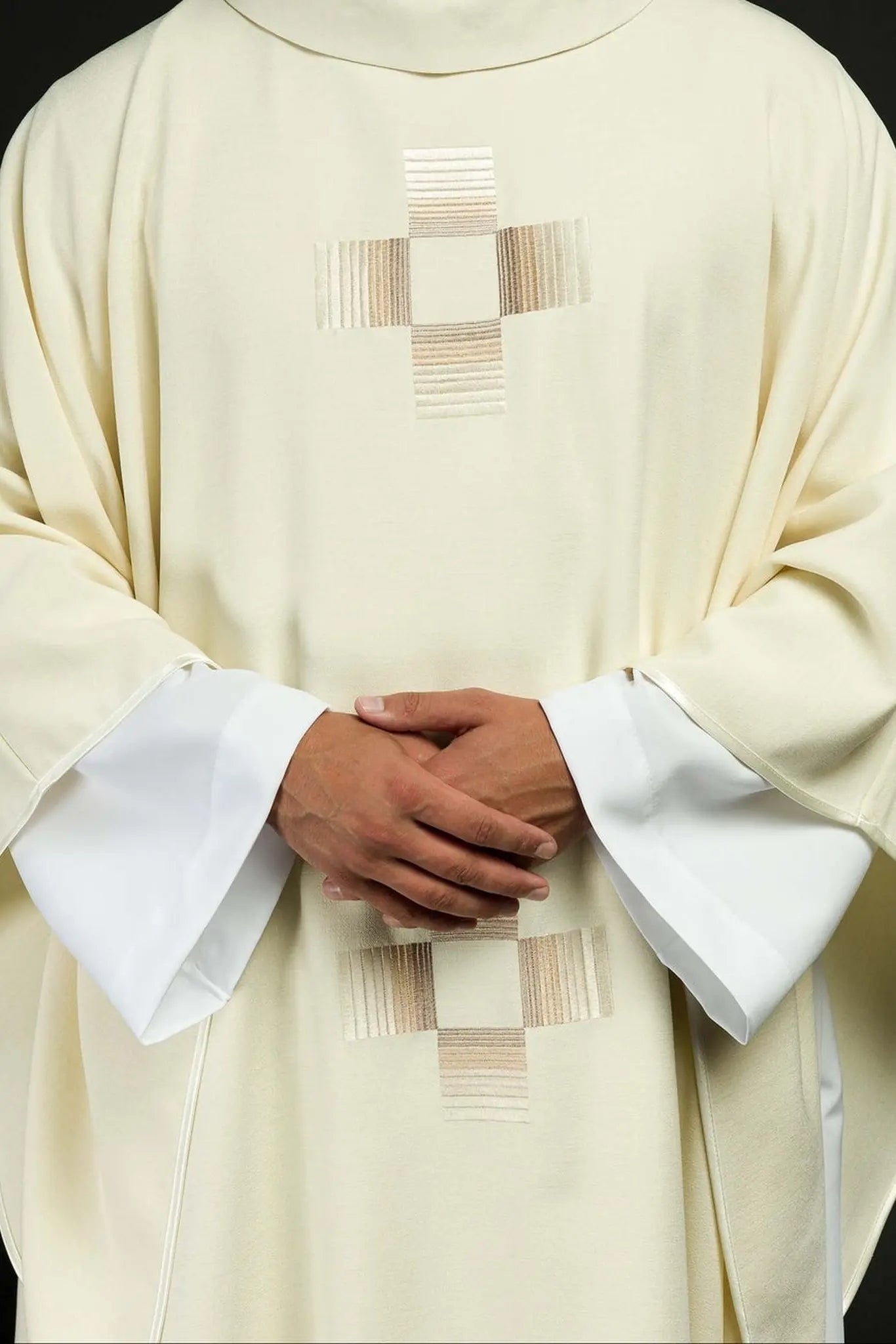 Chasuble avec croix brodées en écru