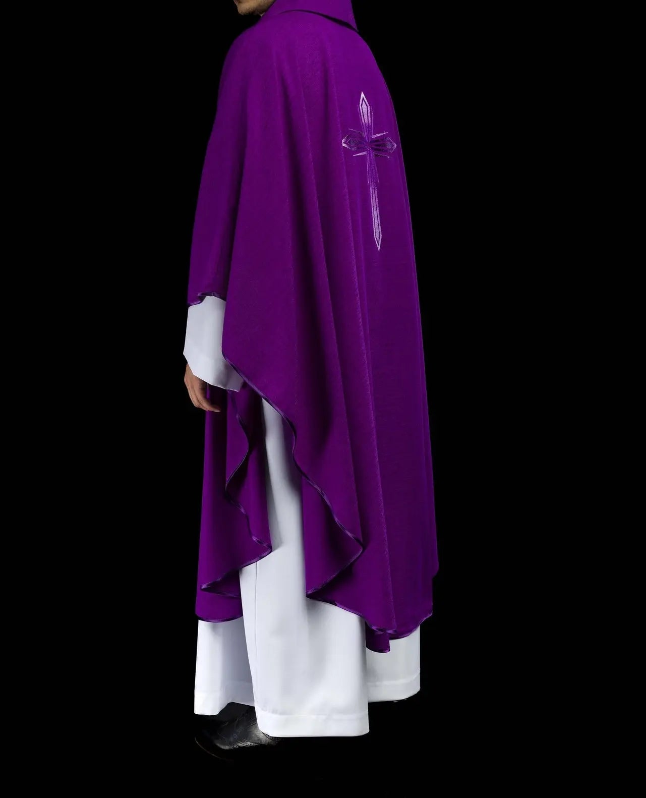 Chasuble brodée en violet