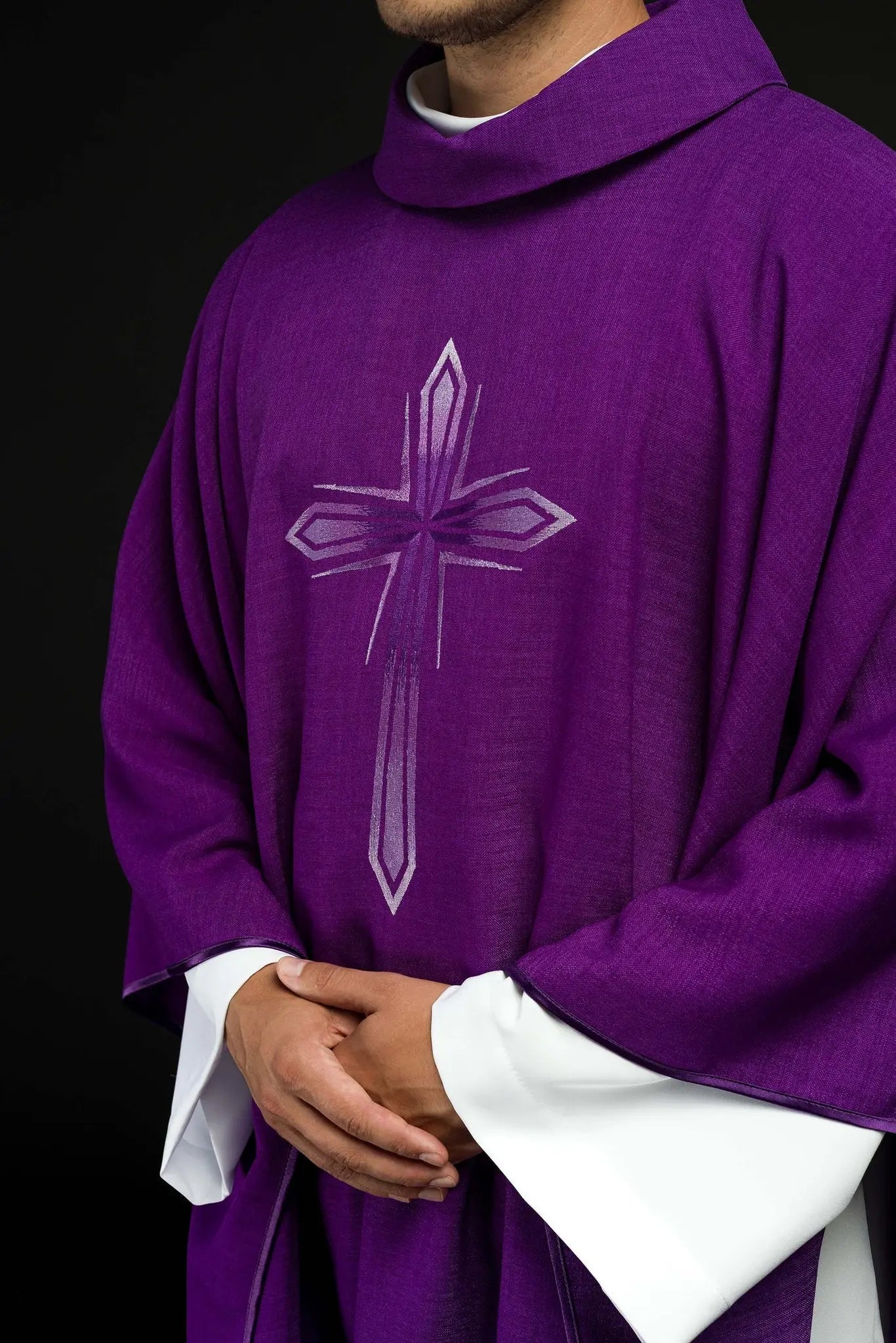 Chasuble brodée en violet
