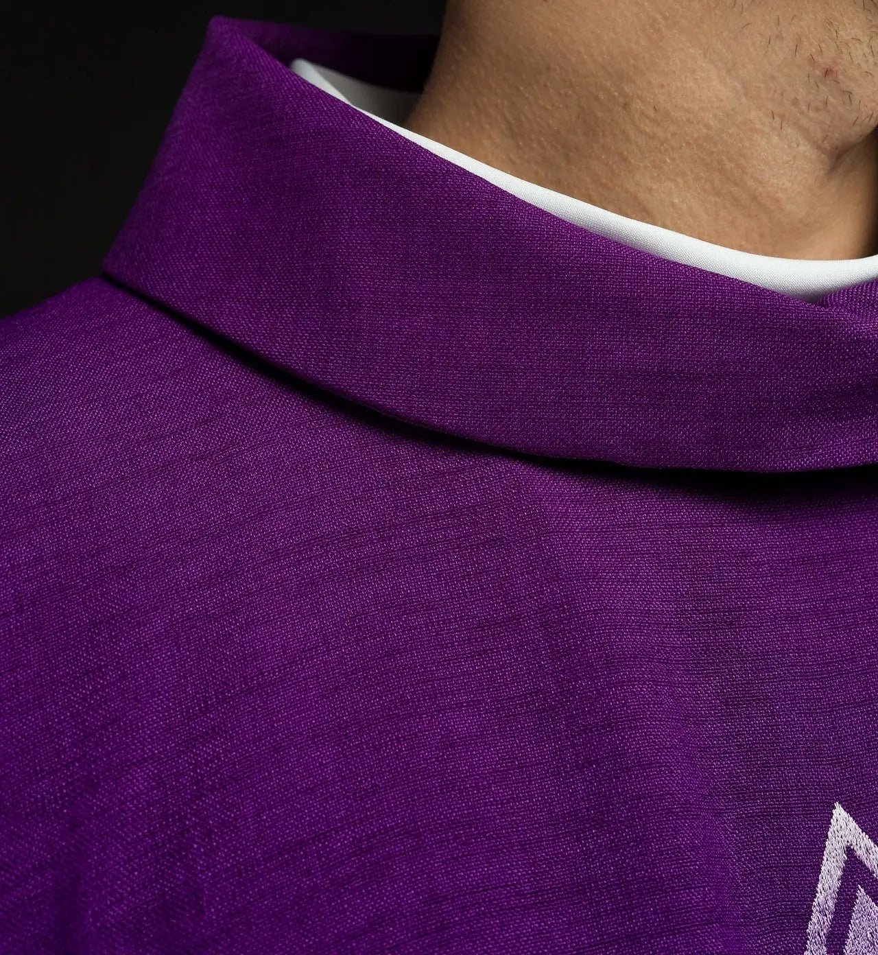 Chasuble brodée en violet