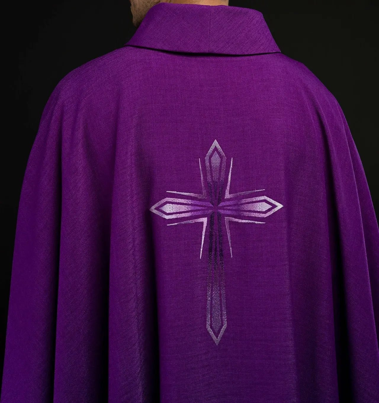 Chasuble brodée en violet