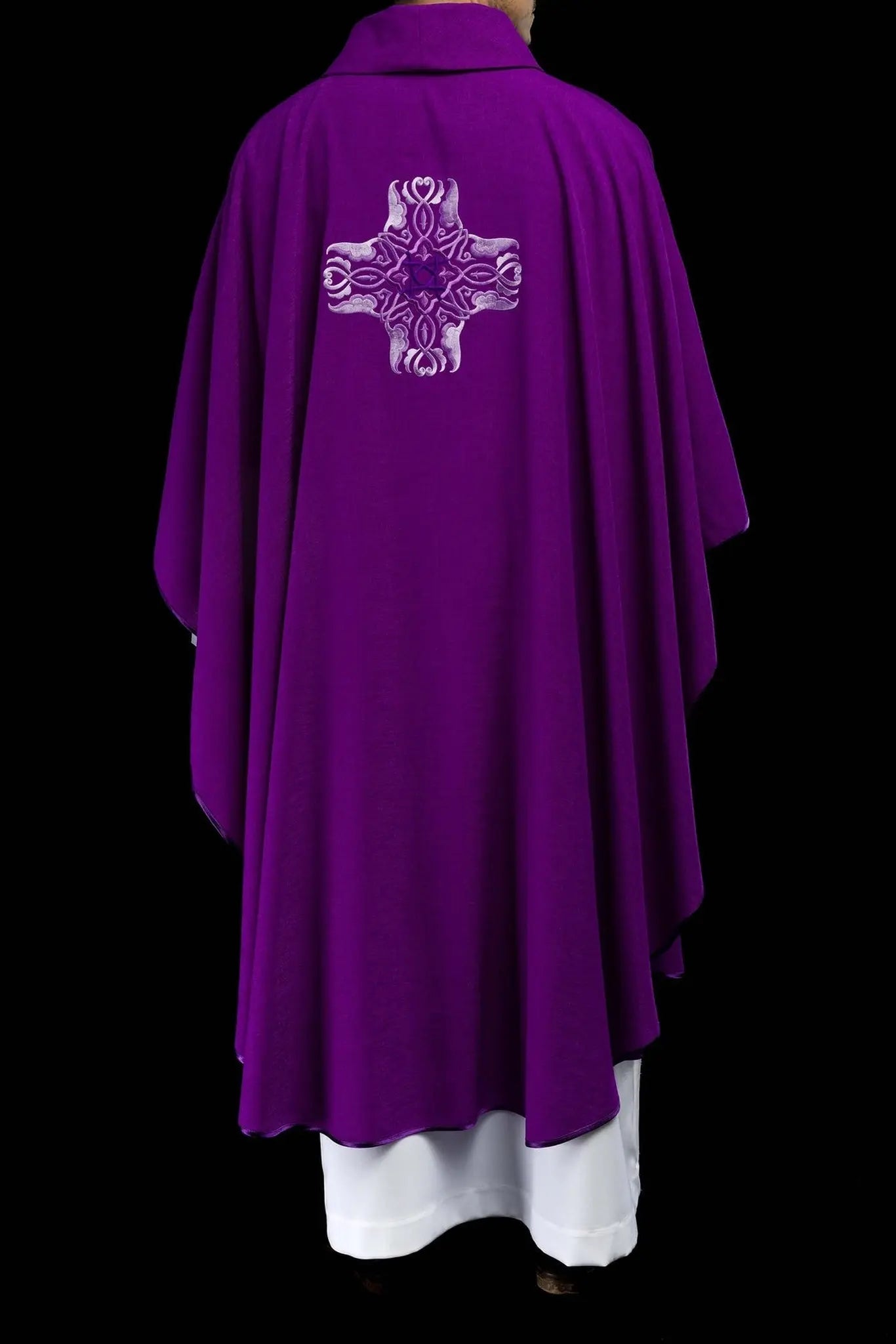 Chasuble violette avec broderie de la Croix