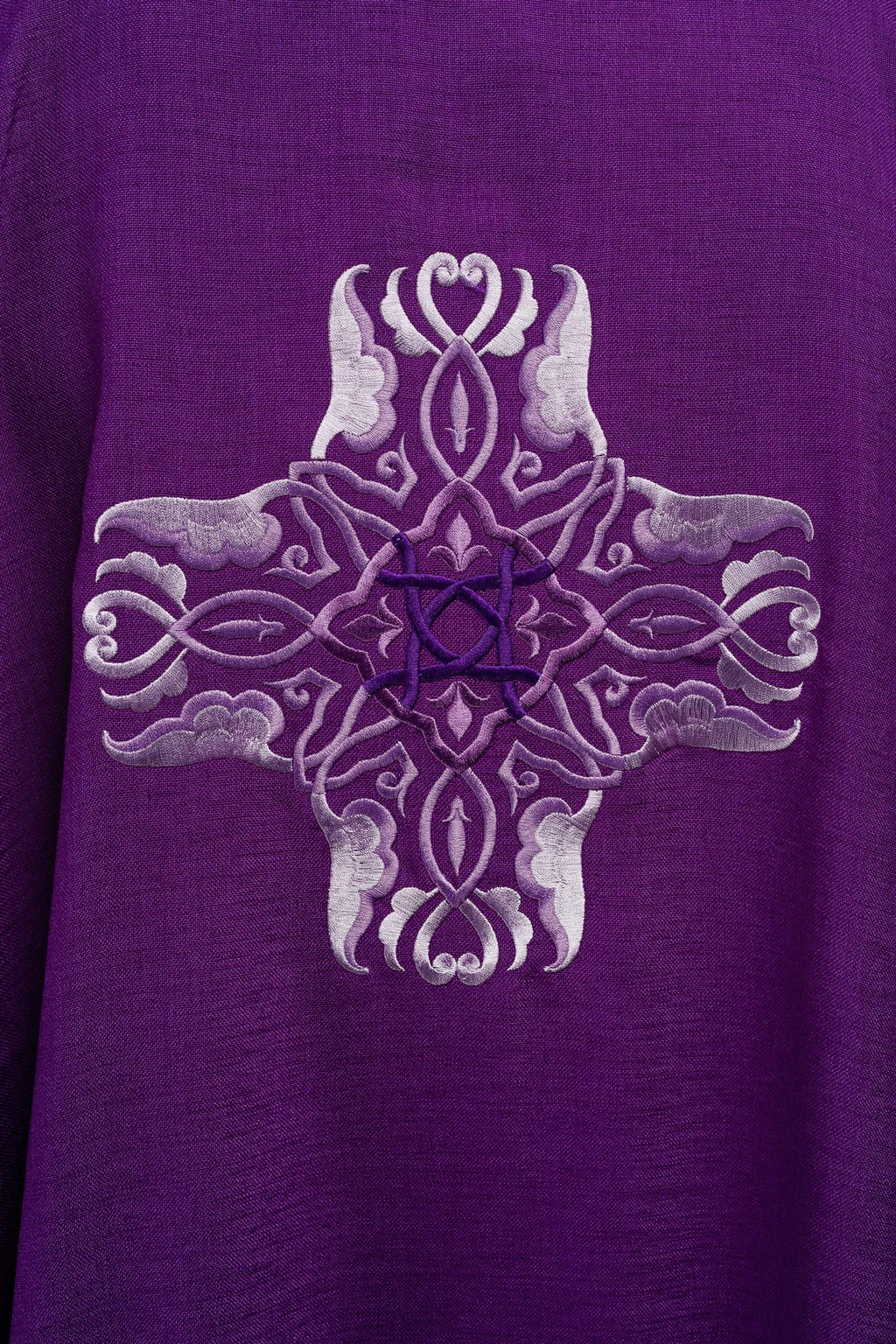 Ornat fioletowy z haftem Krzyża - ORNATY.PL