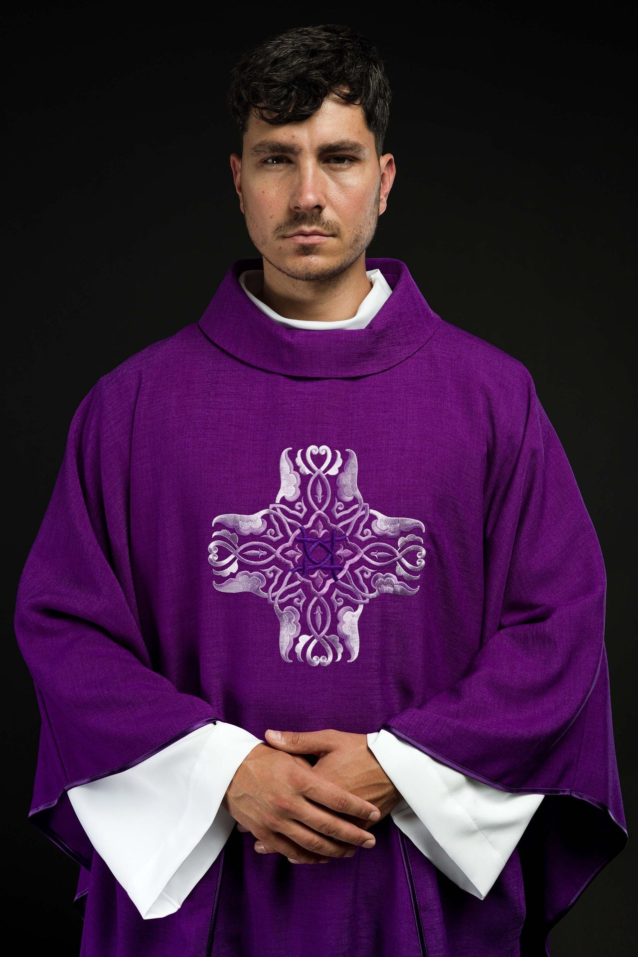 Ornat fioletowy z haftem Krzyża - ORNATY.PL