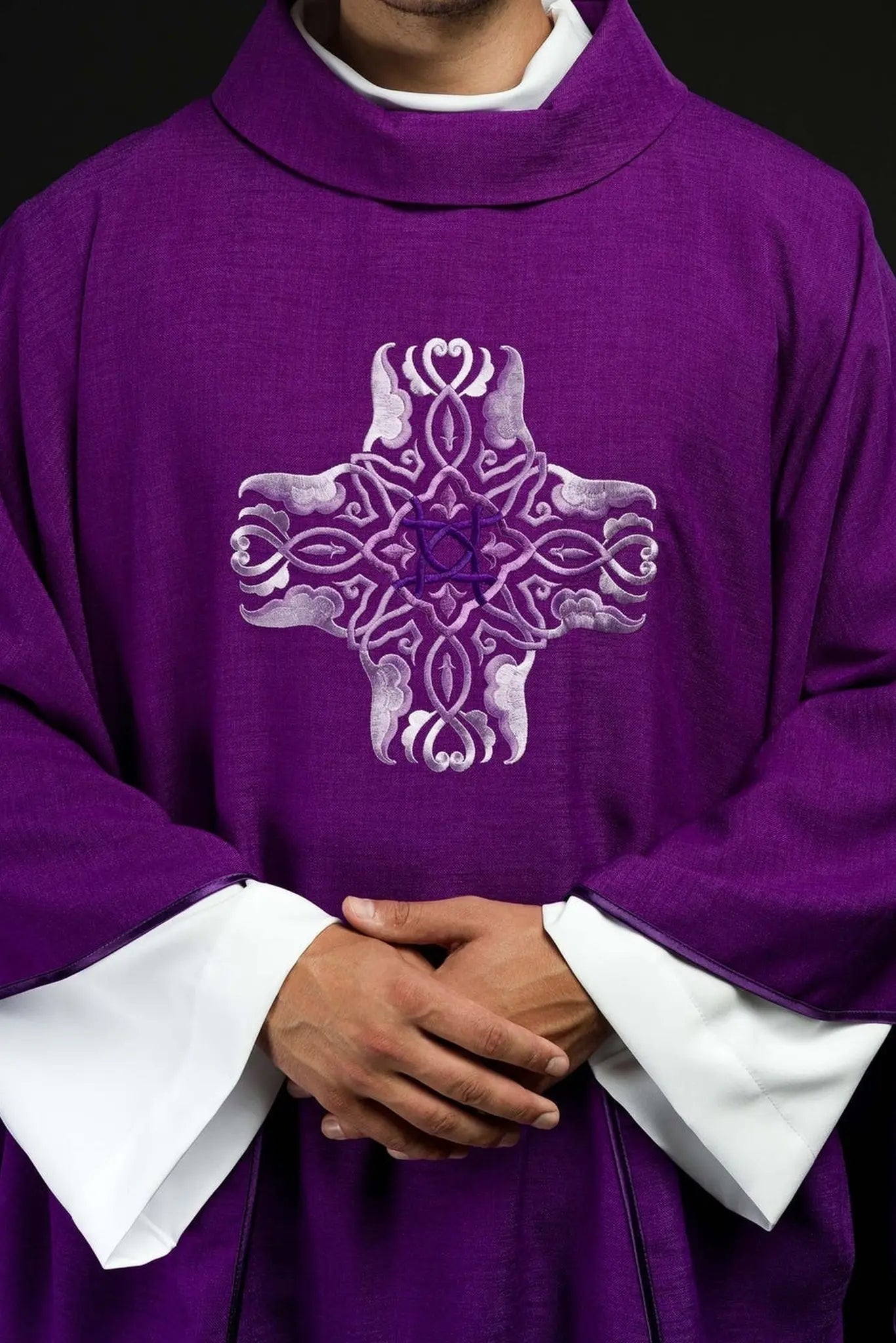 Chasuble violette avec broderie de la Croix