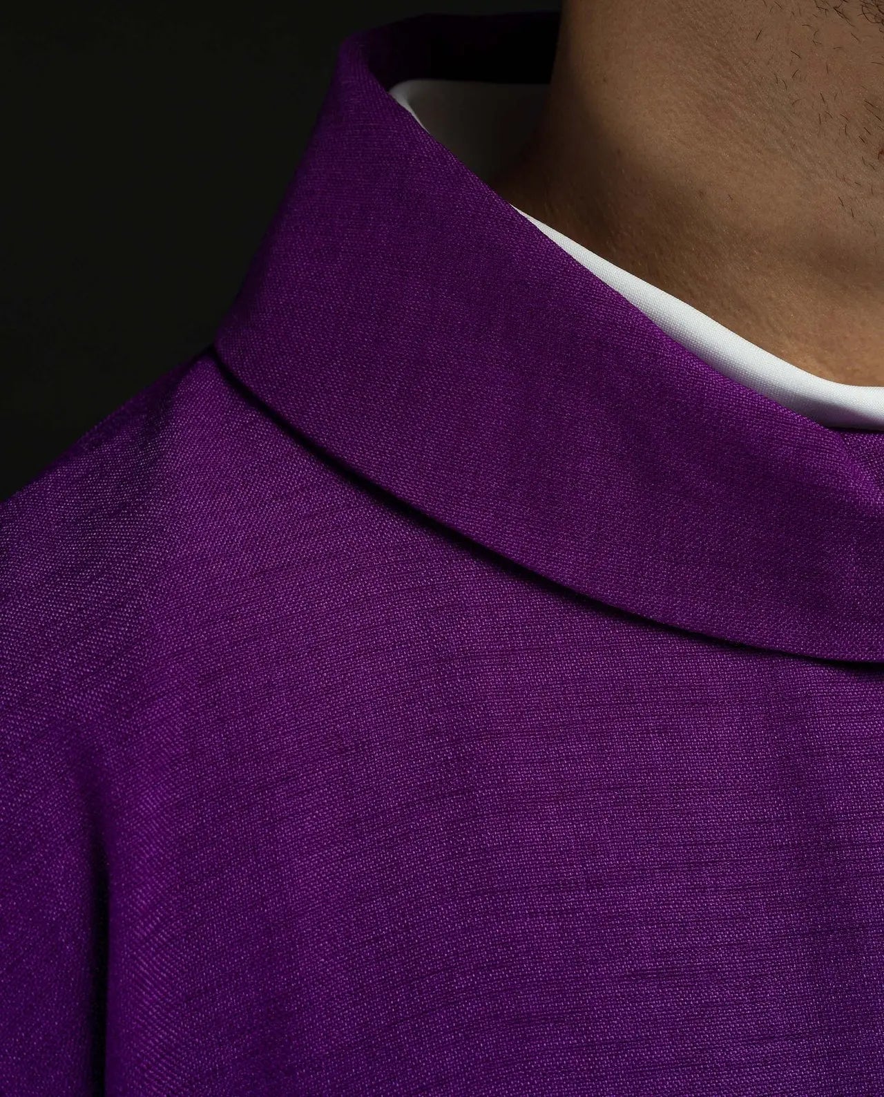 Chasuble violette avec broderie de la Croix