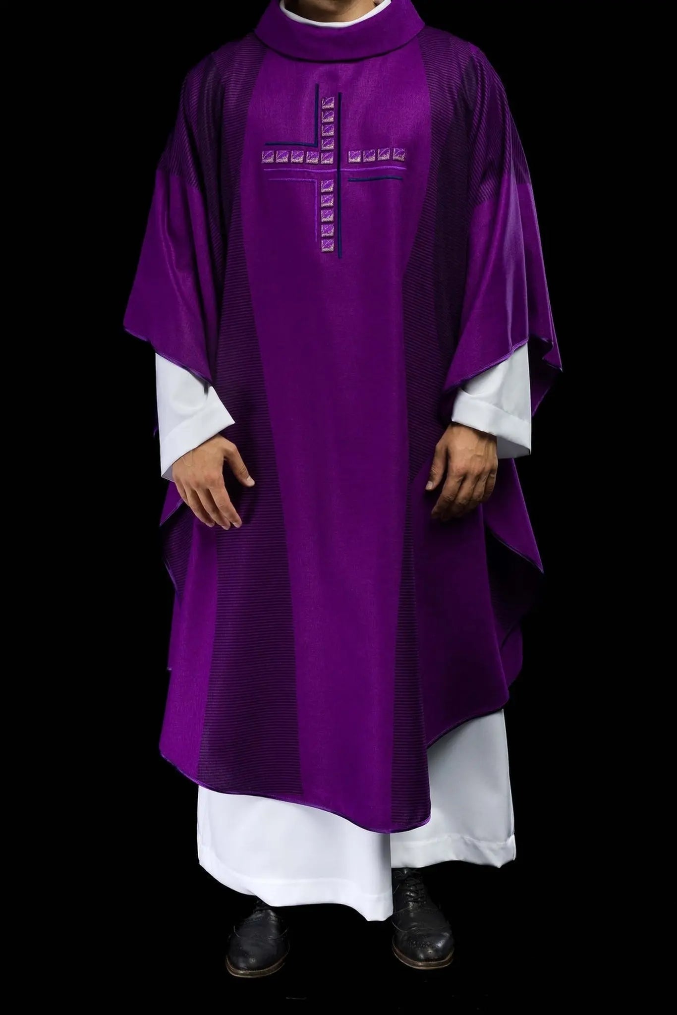 Chasuble violette avec croix