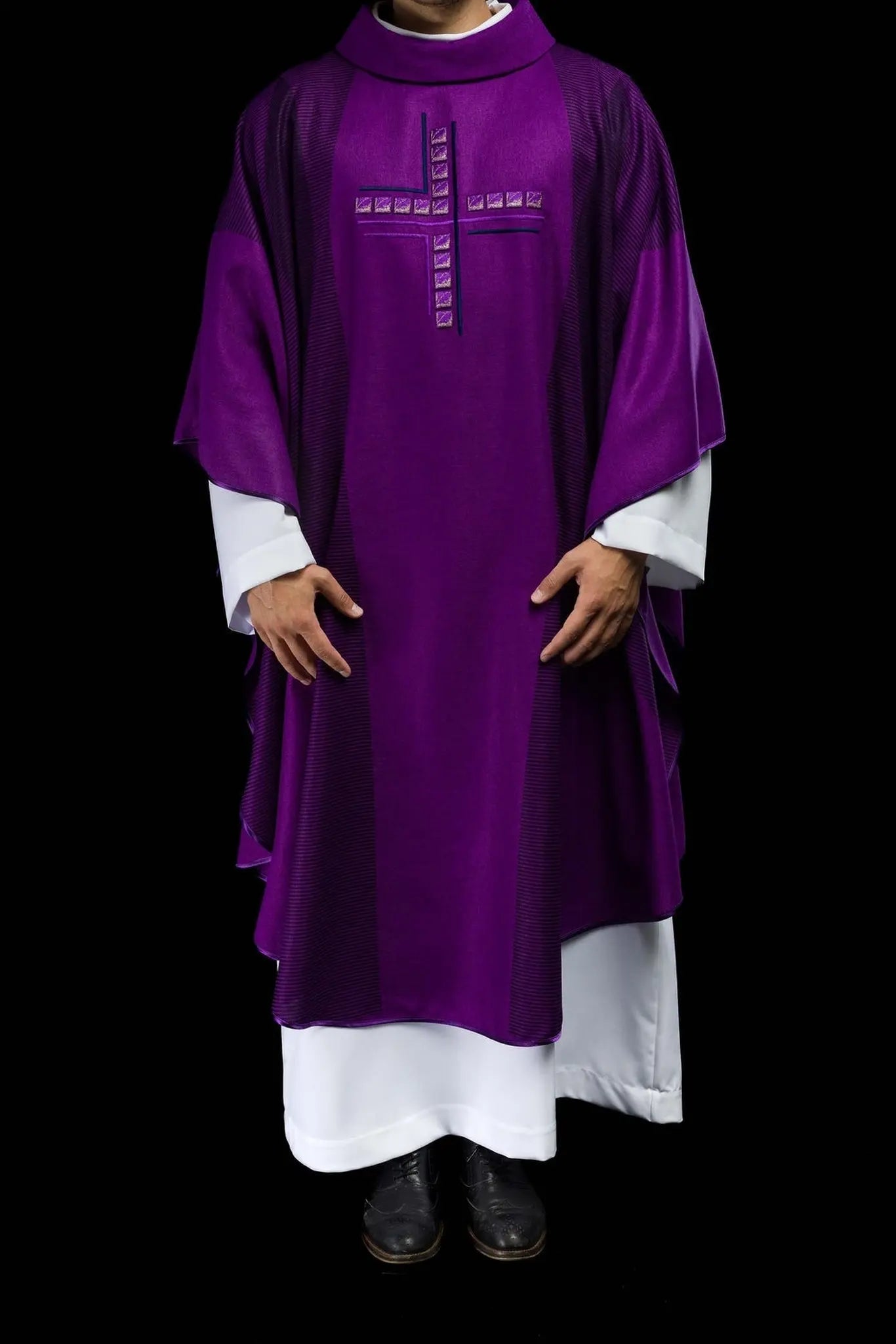 Chasuble violette avec croix