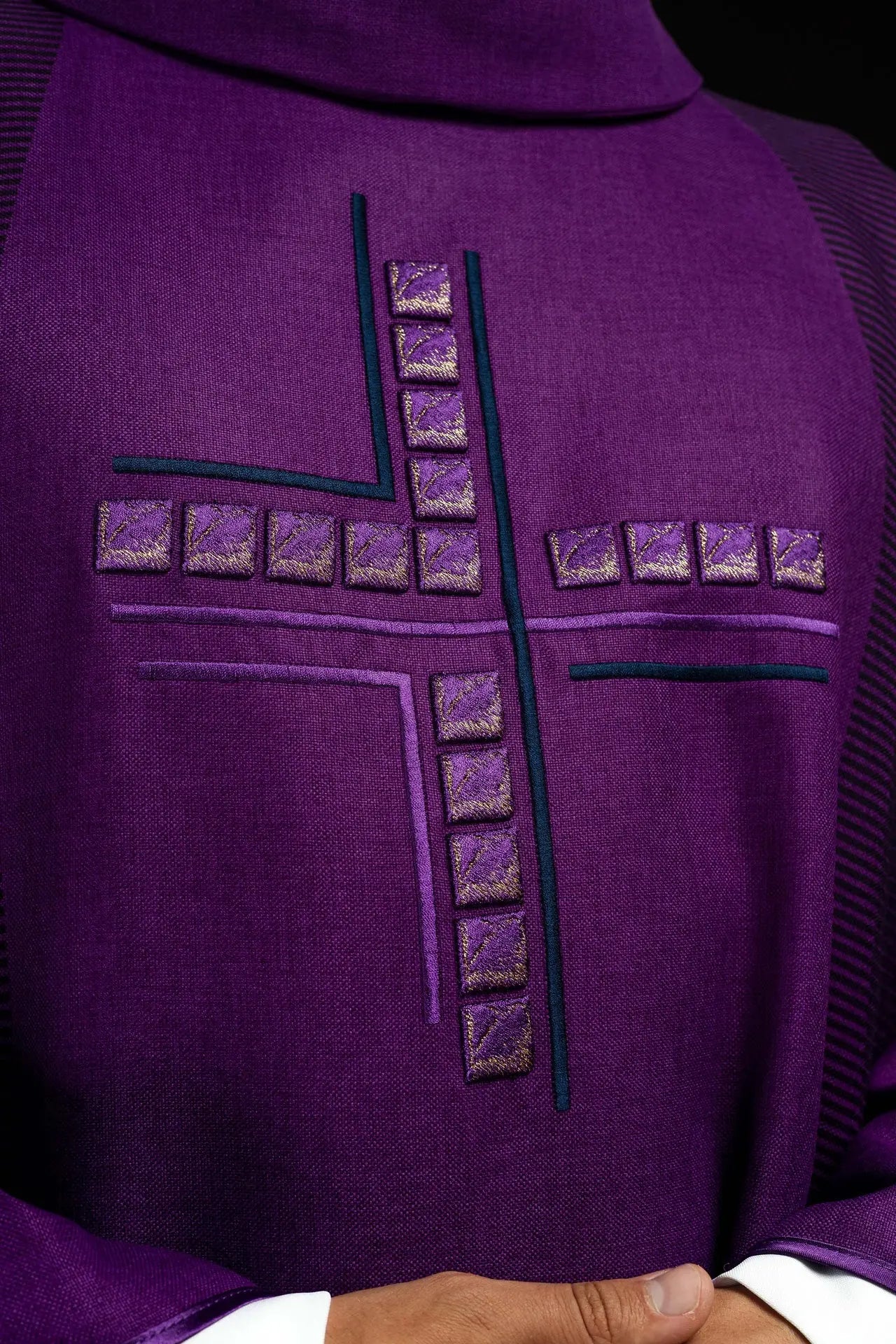 Chasuble violette avec croix