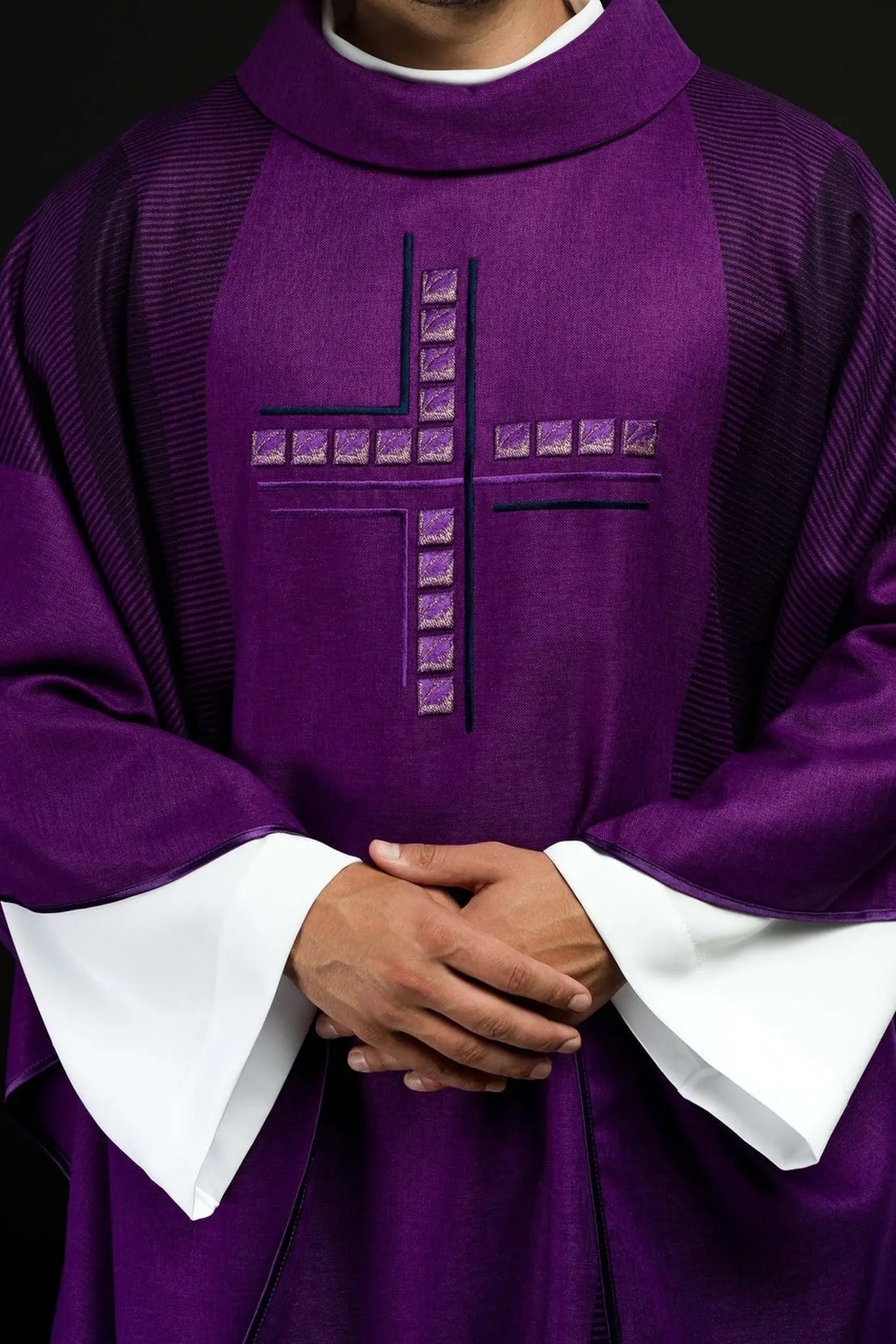 Chasuble violette avec croix