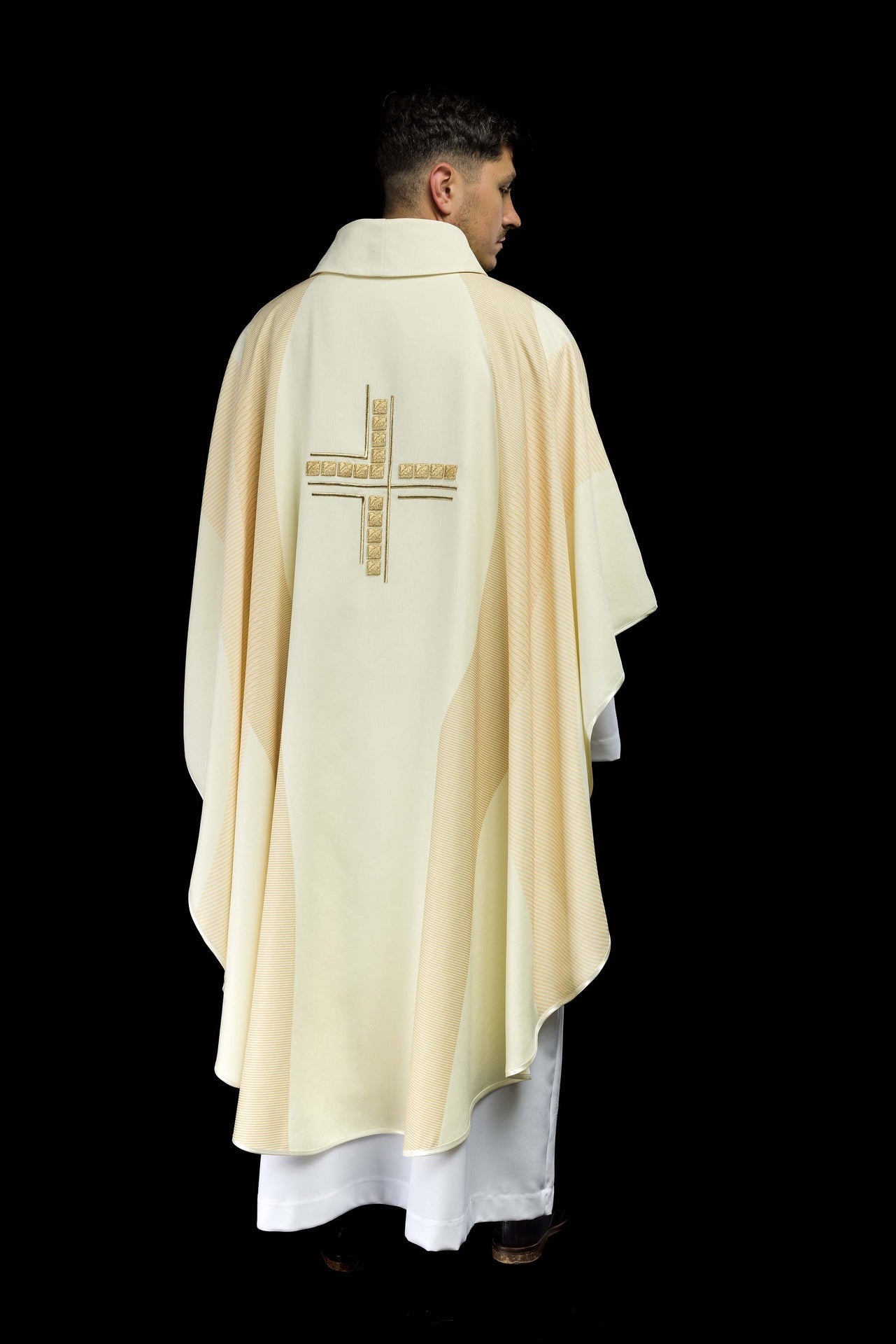 Ornat w kolorze ecru z haftowanym Krzyżem - ORNATY.PL
