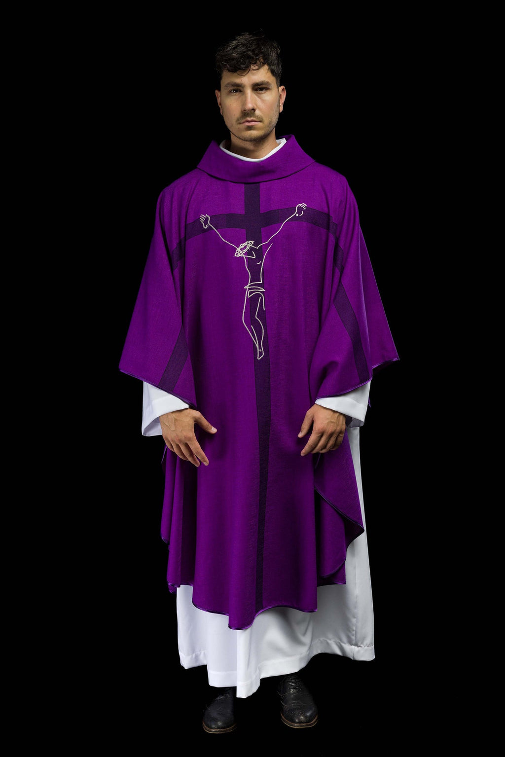 Ornat z motywem Jezusa na Krzyżu w kolorze fioletowym - ORNATY.PL