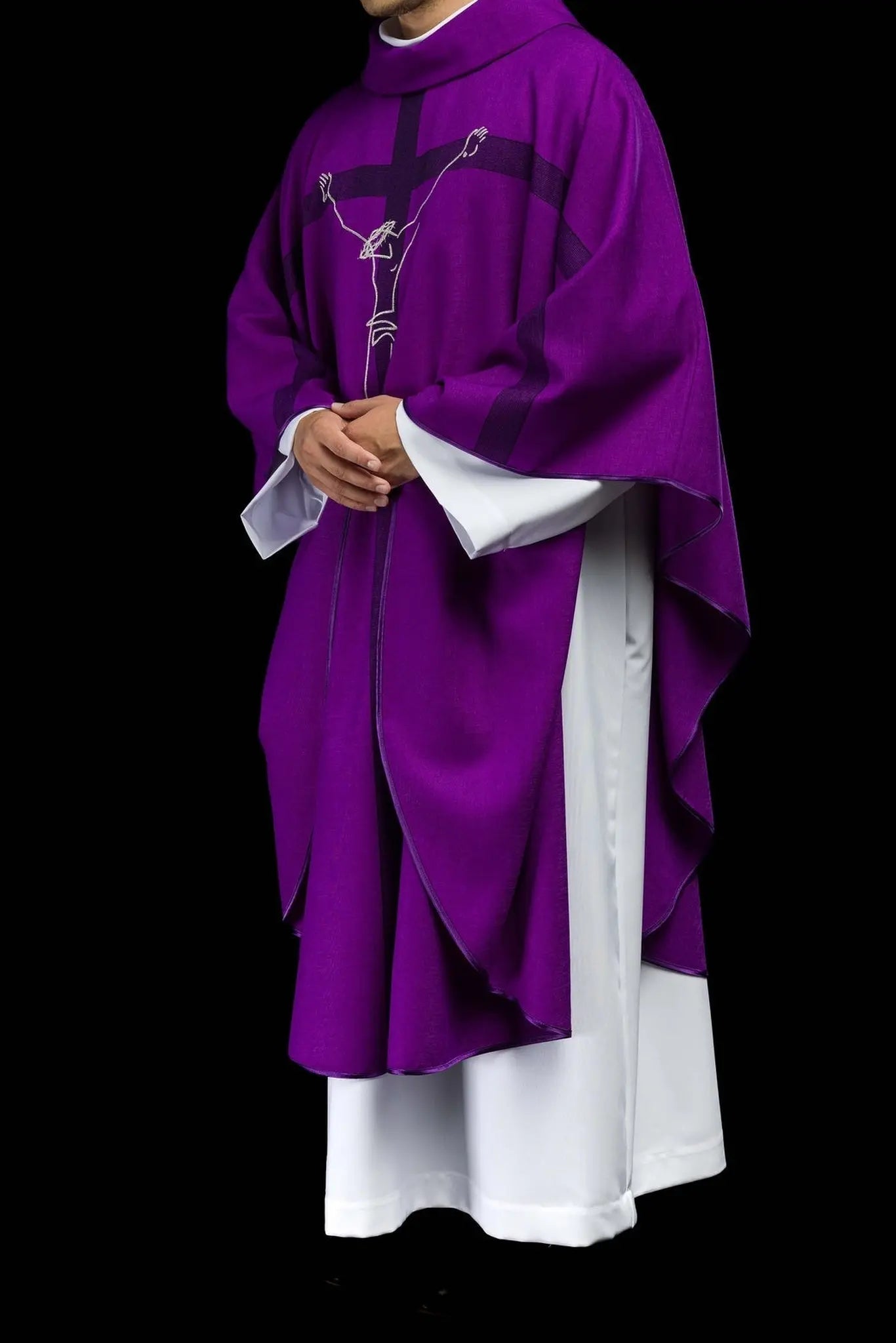 Chasuble avec le motif de Jésus sur la Croix en violet