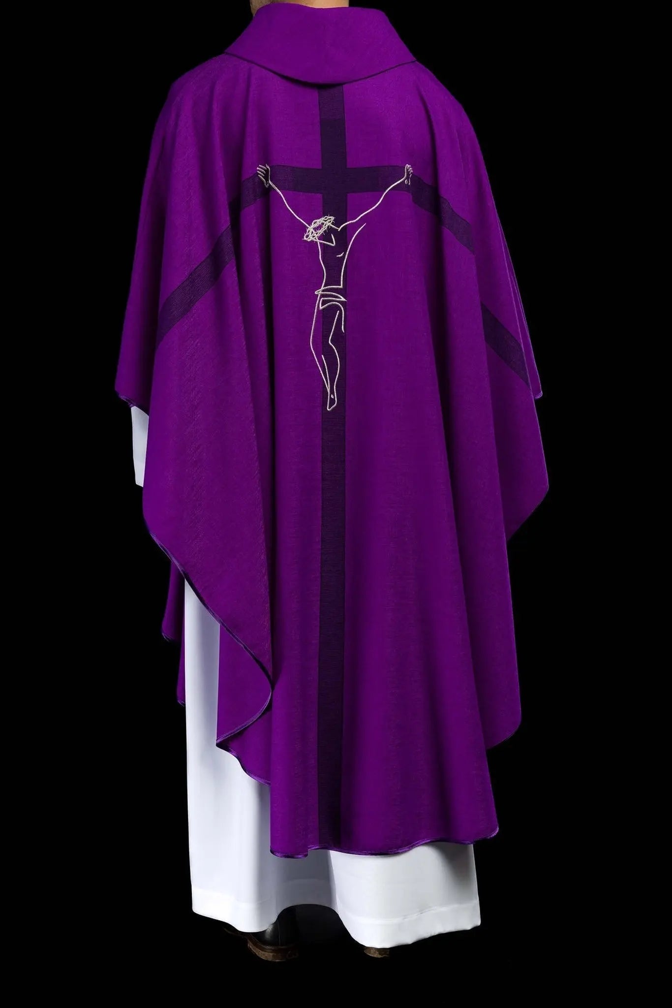 Chasuble avec le motif de Jésus sur la Croix en violet