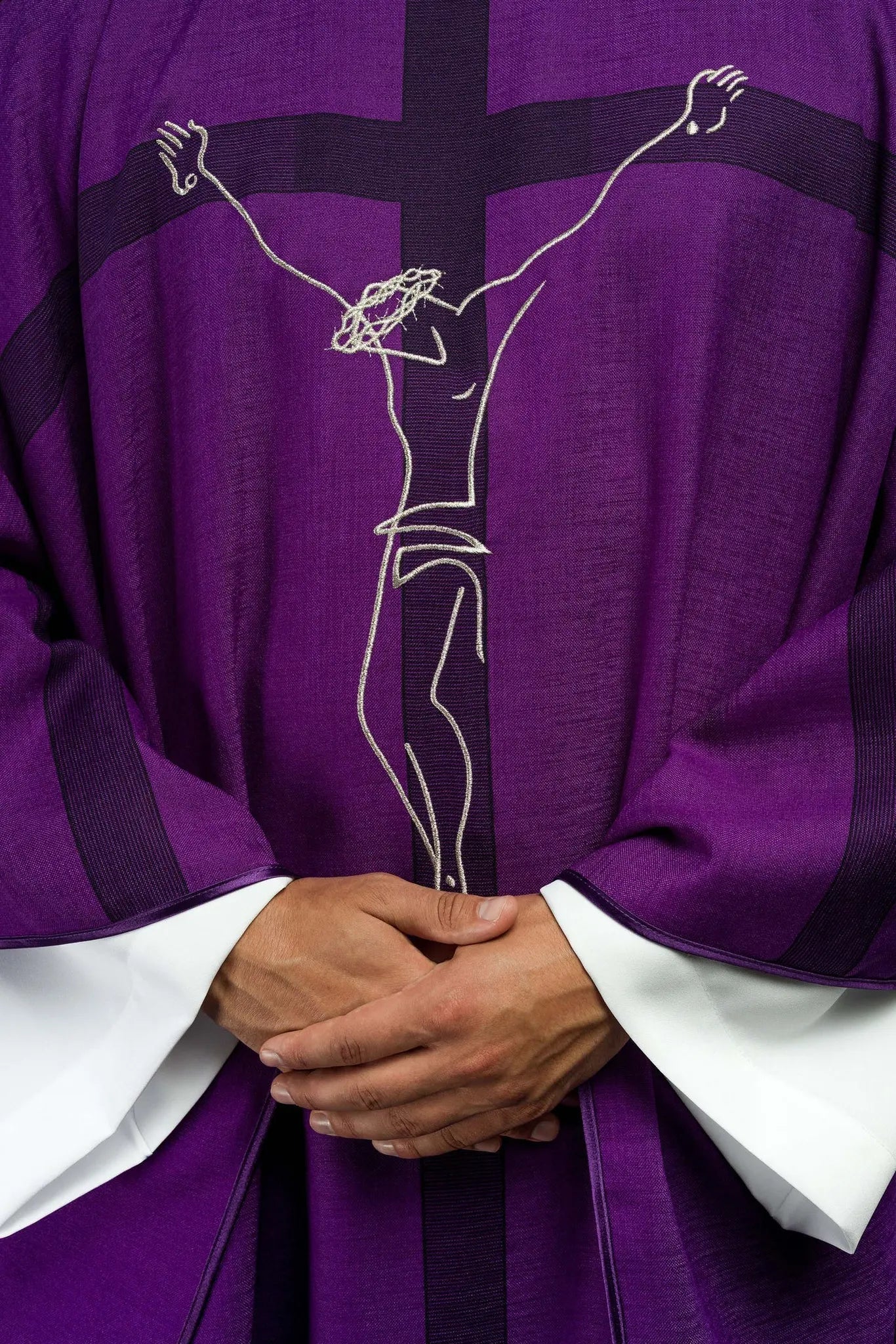 Chasuble avec le motif de Jésus sur la Croix en violet