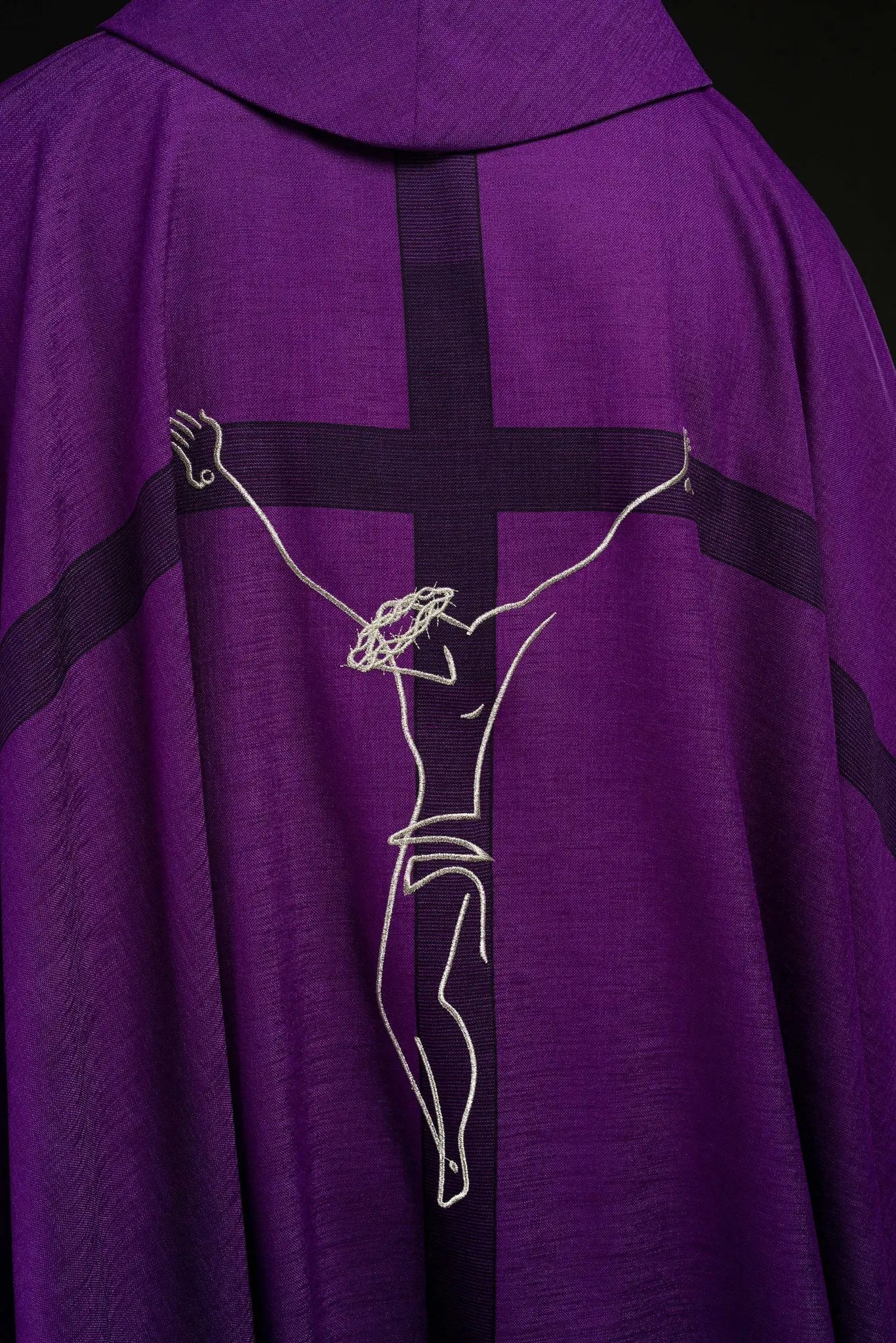 Chasuble avec le motif de Jésus sur la Croix en violet