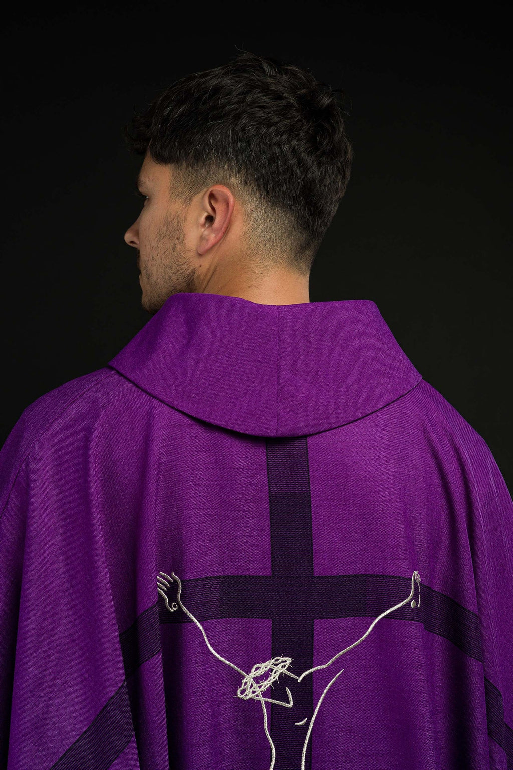 Ornat z motywem Jezusa na Krzyżu w kolorze fioletowym - ORNATY.PL
