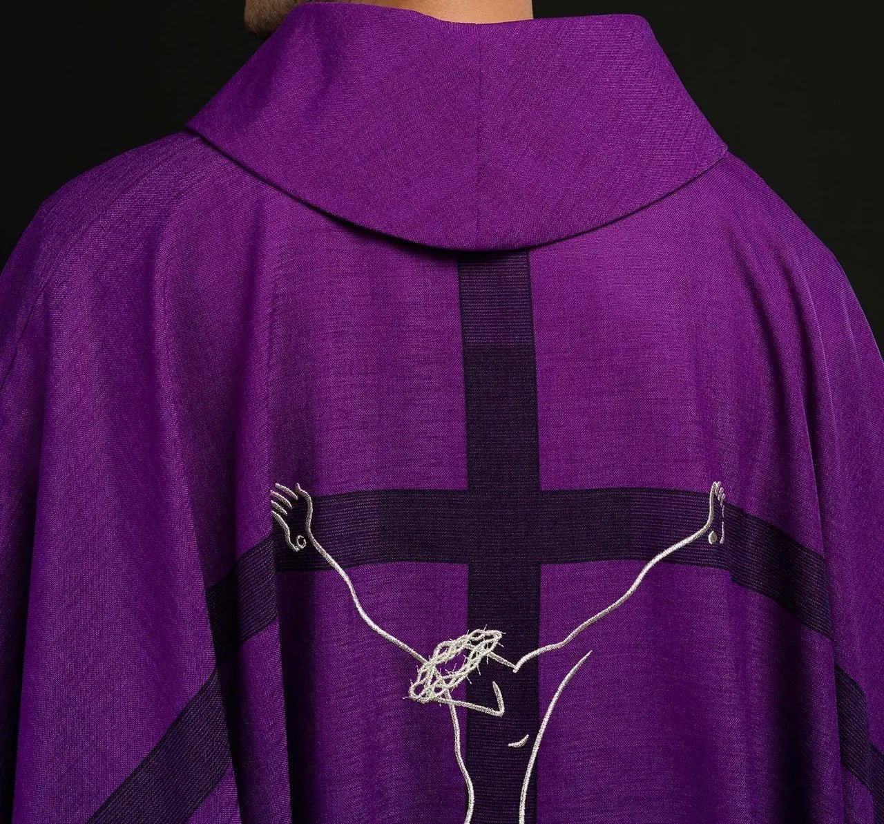 Chasuble avec le motif de Jésus sur la Croix en violet