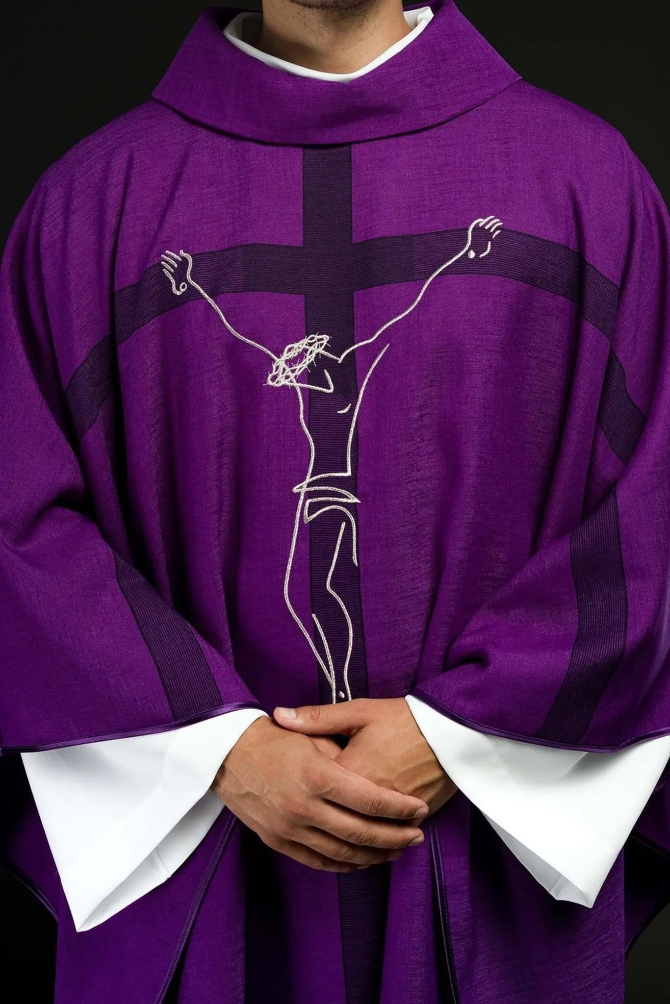 Chasuble avec le motif de Jésus sur la Croix en violet