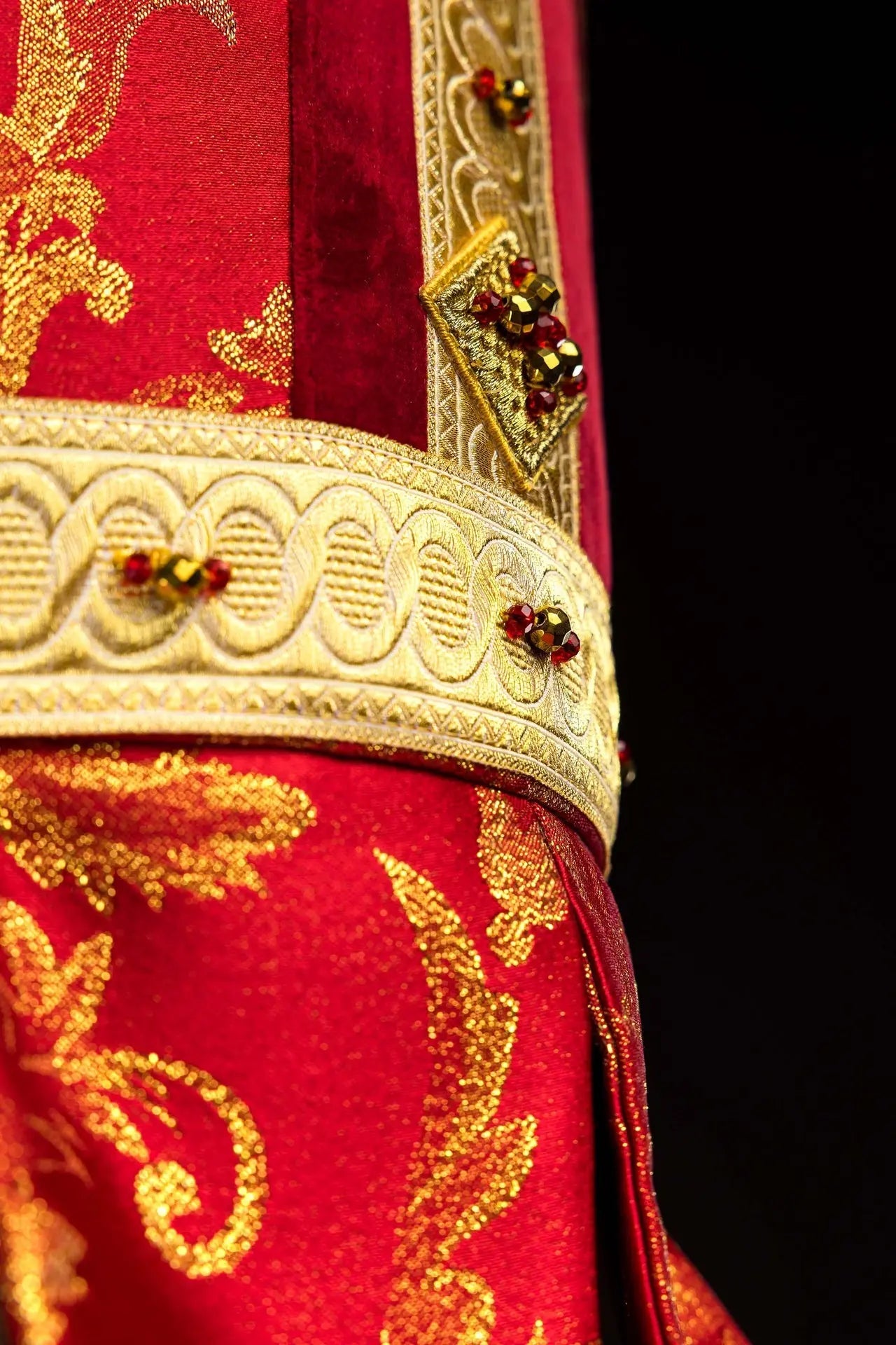 Mitre d'évêque rouge faite main avec pierres naturelles et détails dorés