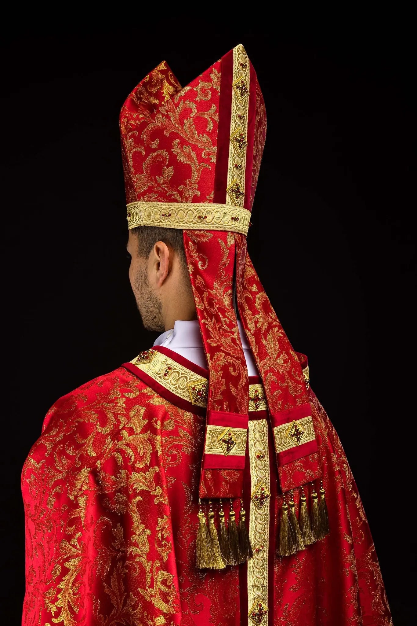 Mitre d'évêque rouge faite main avec pierres naturelles et détails dorés