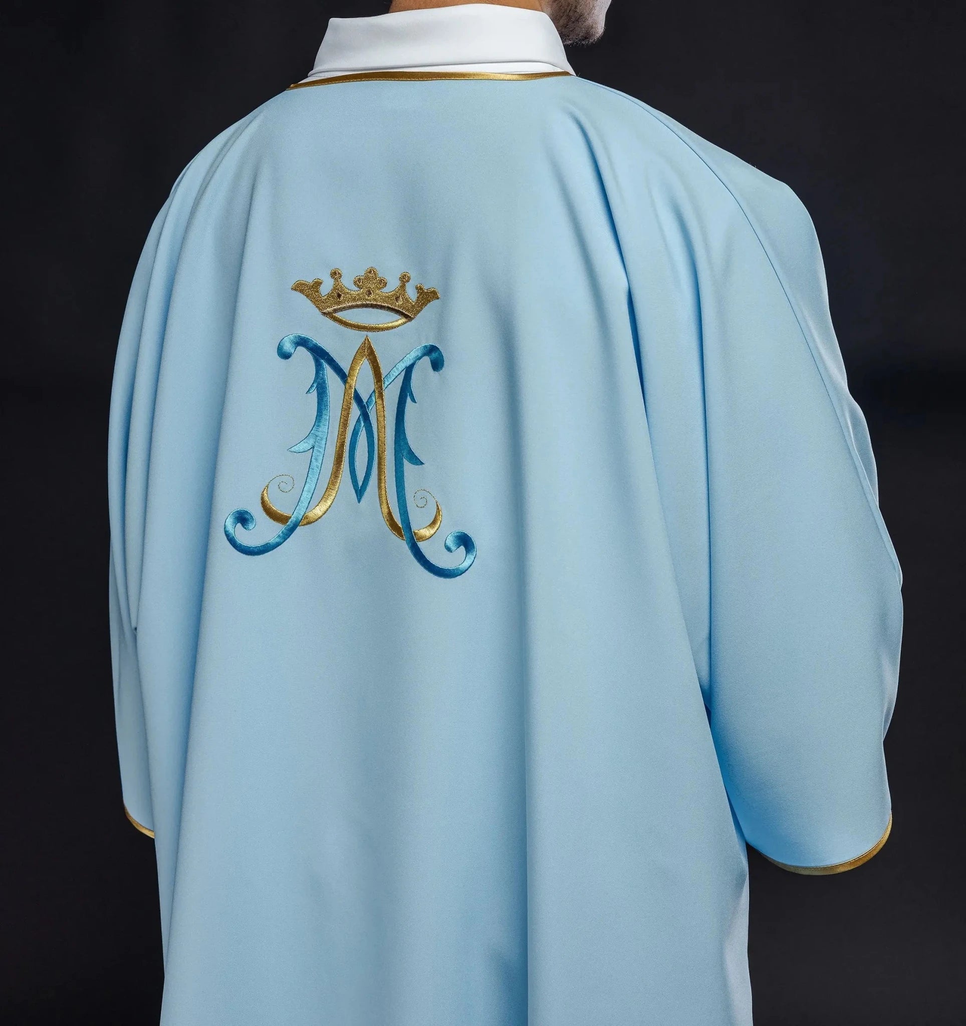 Dalmatique avec broderie mariale bleue