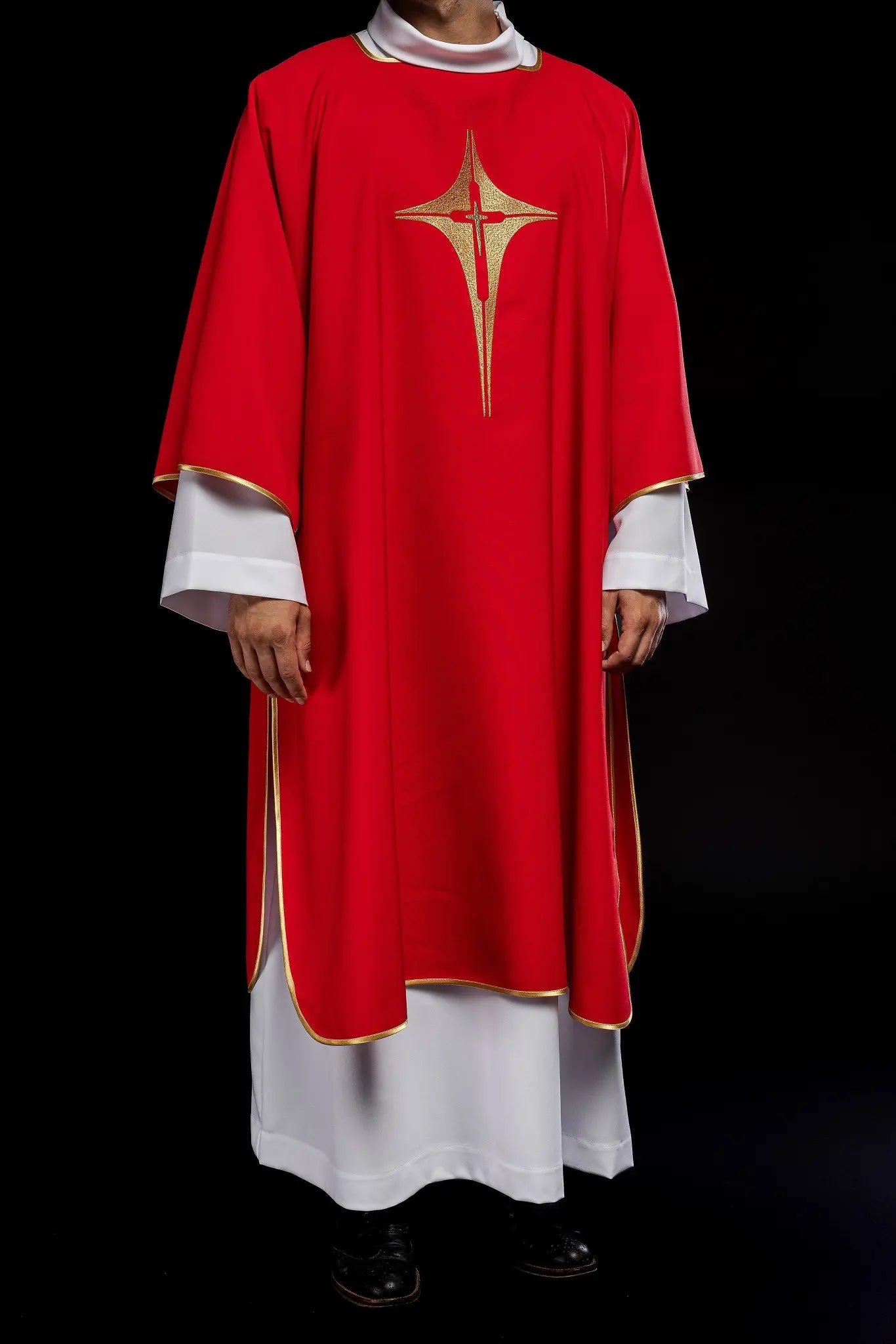 Rouge Dalmatie avec croix dorée brodée