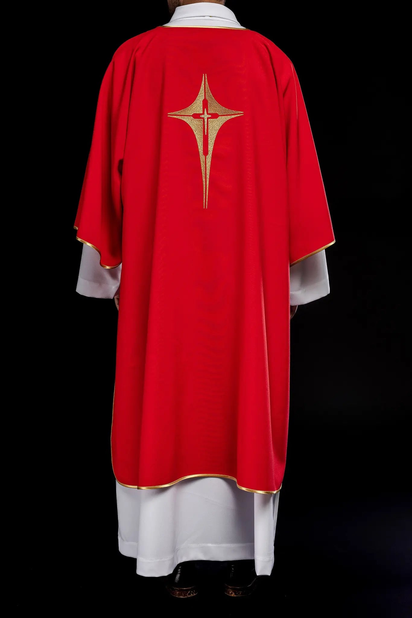 Rouge Dalmatie avec croix dorée brodée