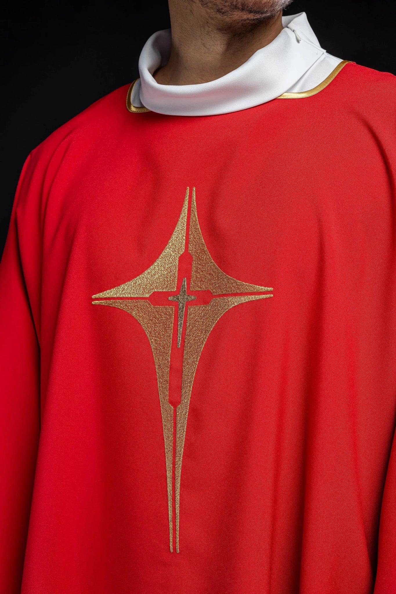 Rouge Dalmatie avec croix dorée brodée