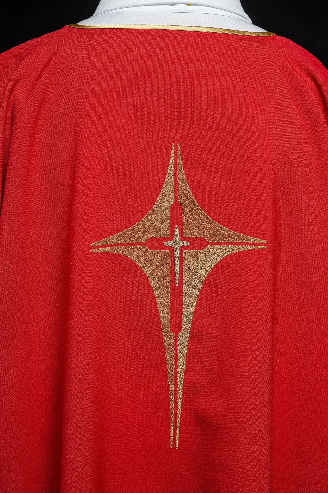 Rouge Dalmatie avec croix dorée brodée