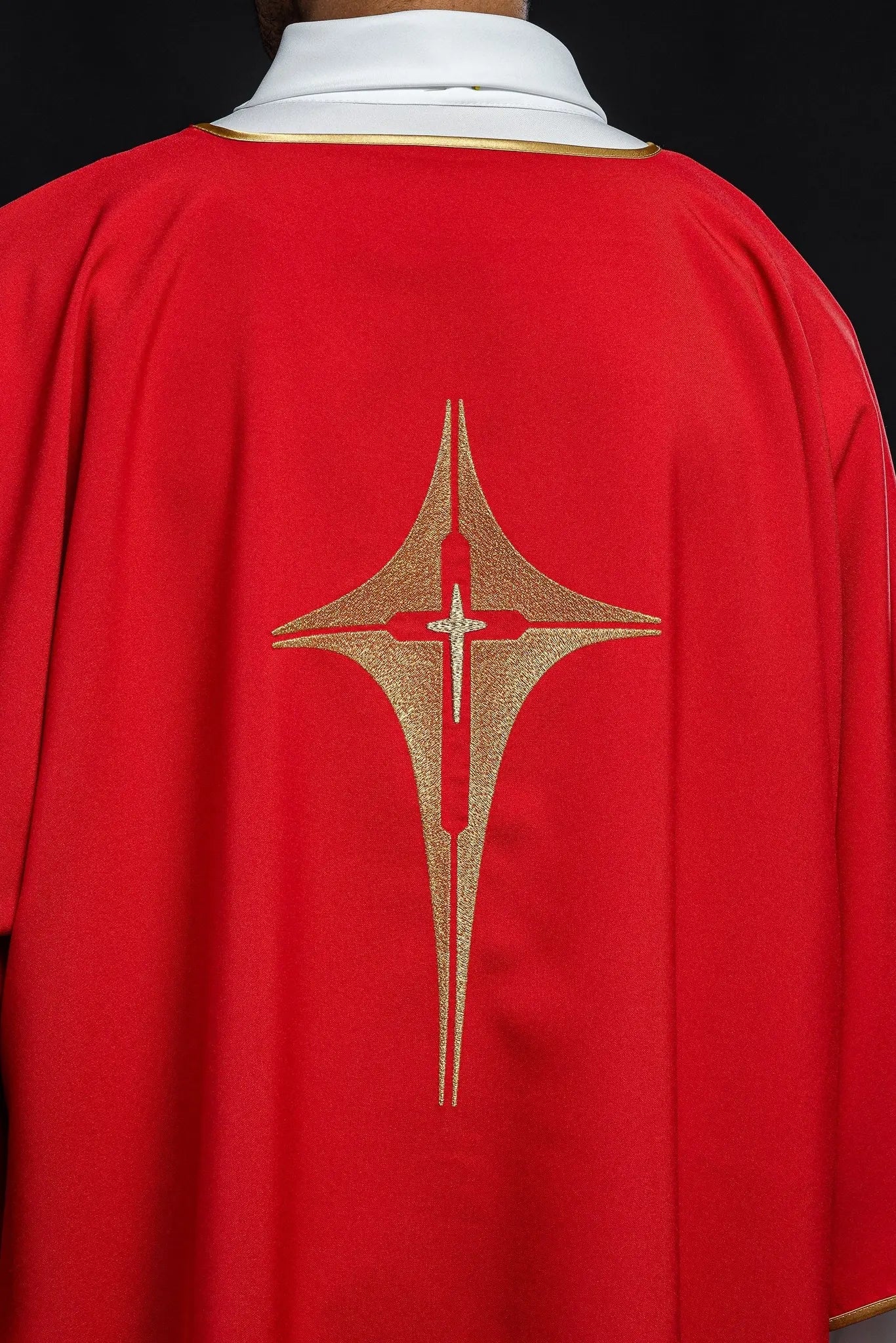 Rouge Dalmatie avec croix dorée brodée