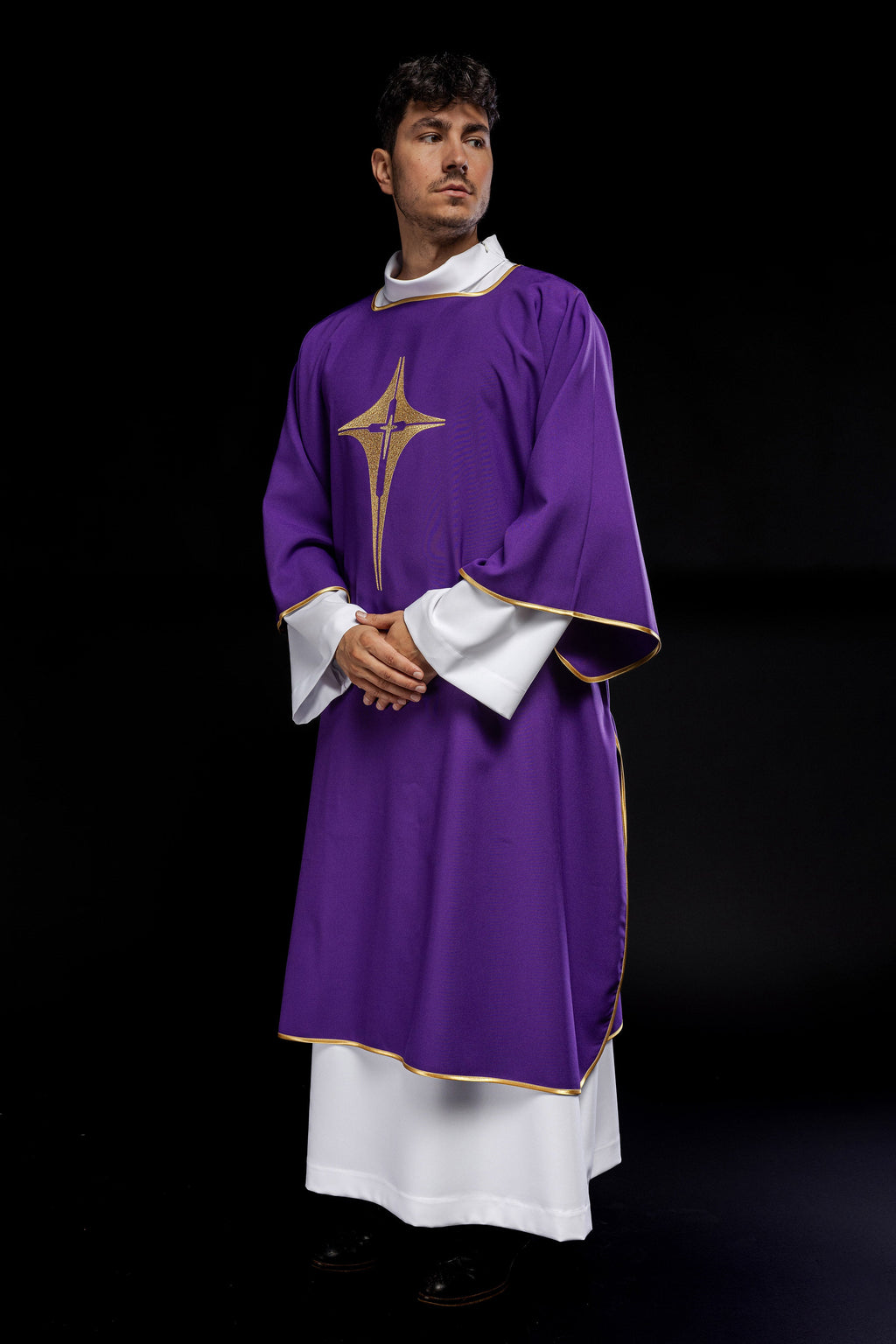 Dalmate violet avec croix dorée brodée