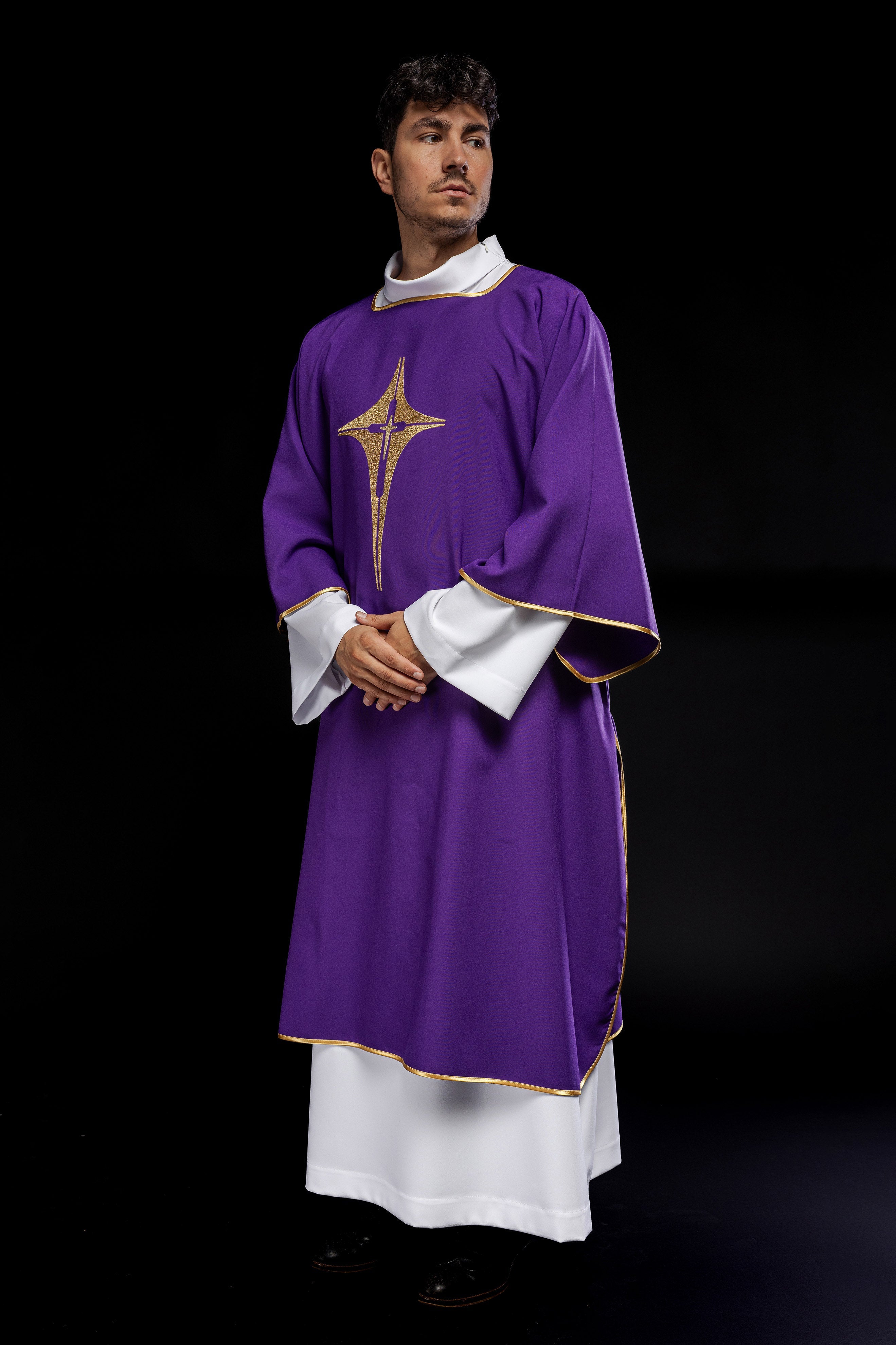 Dalmate violet avec croix dorée brodée