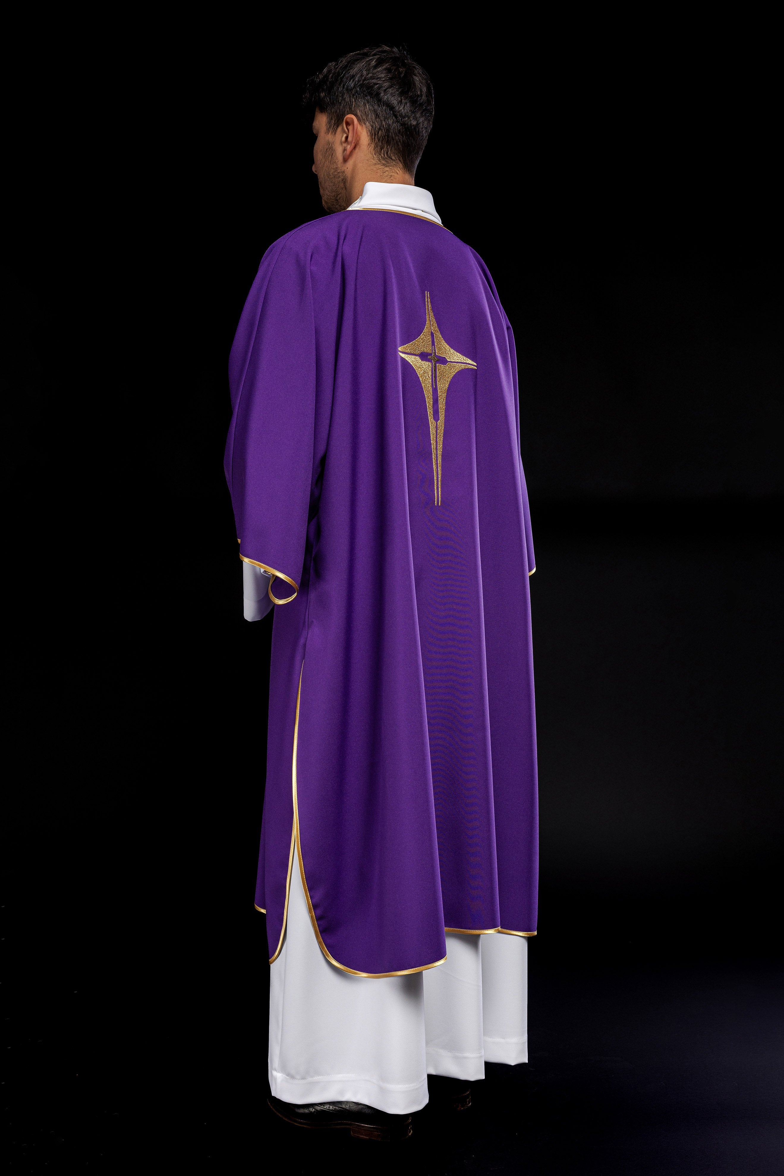 Dalmate violet avec croix dorée brodée