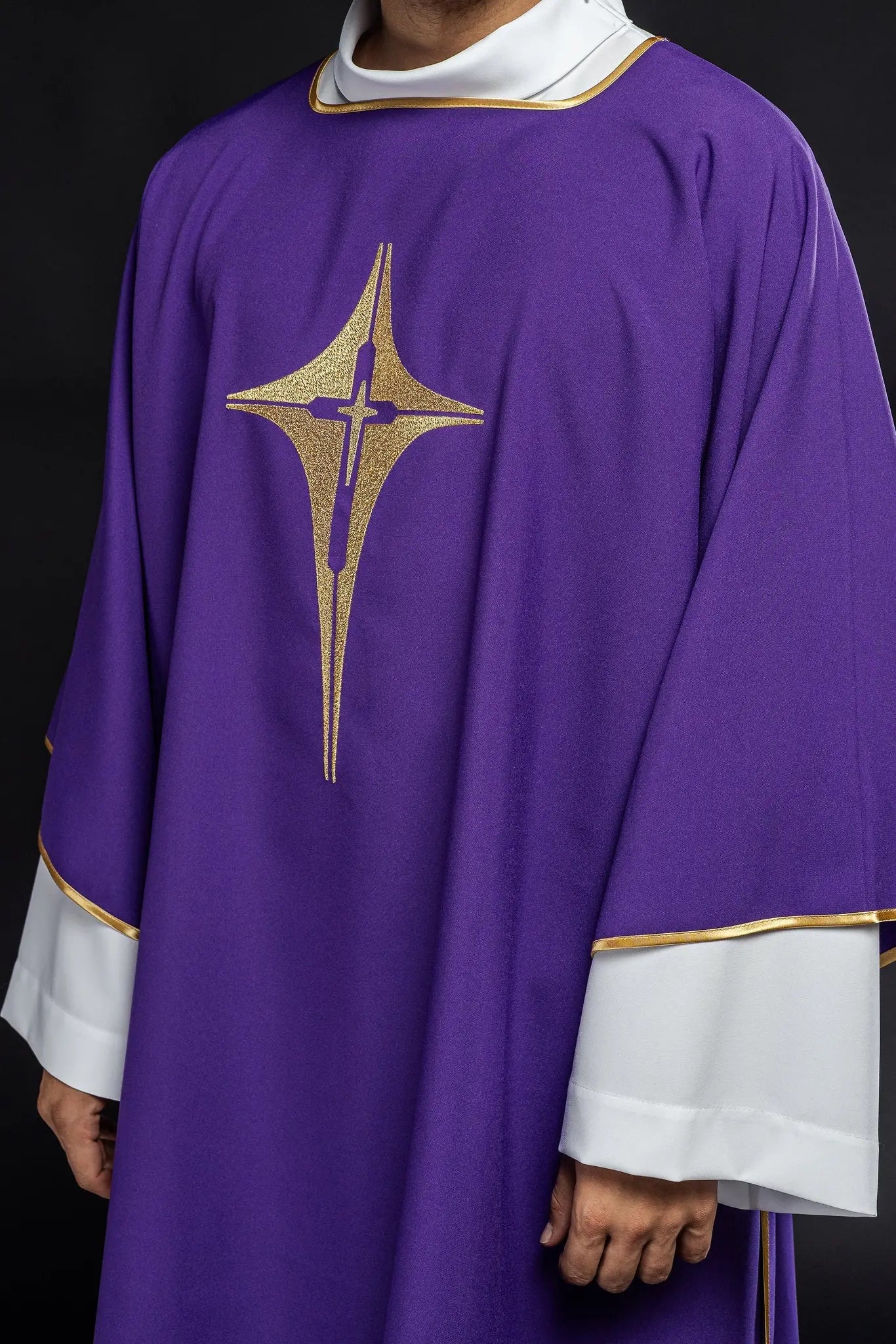 Dalmate violet avec croix dorée brodée