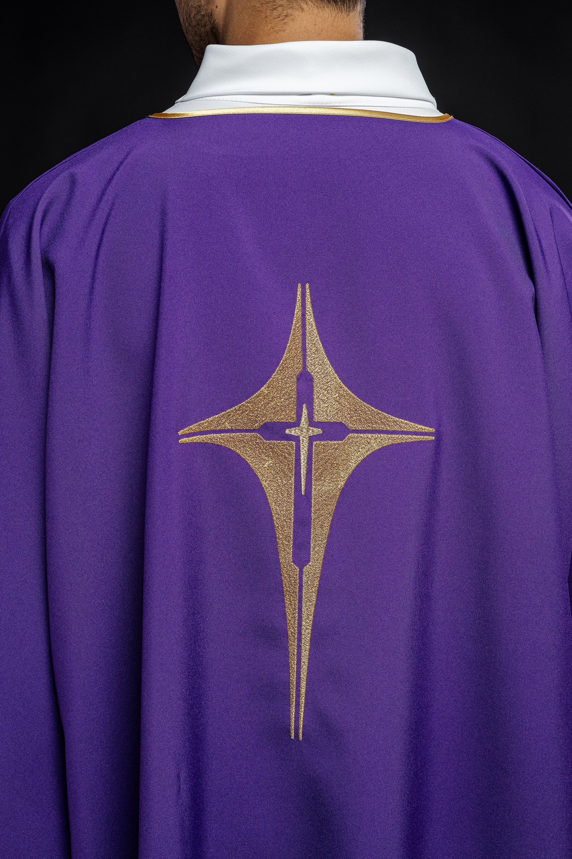 Dalmate violet avec croix dorée brodée