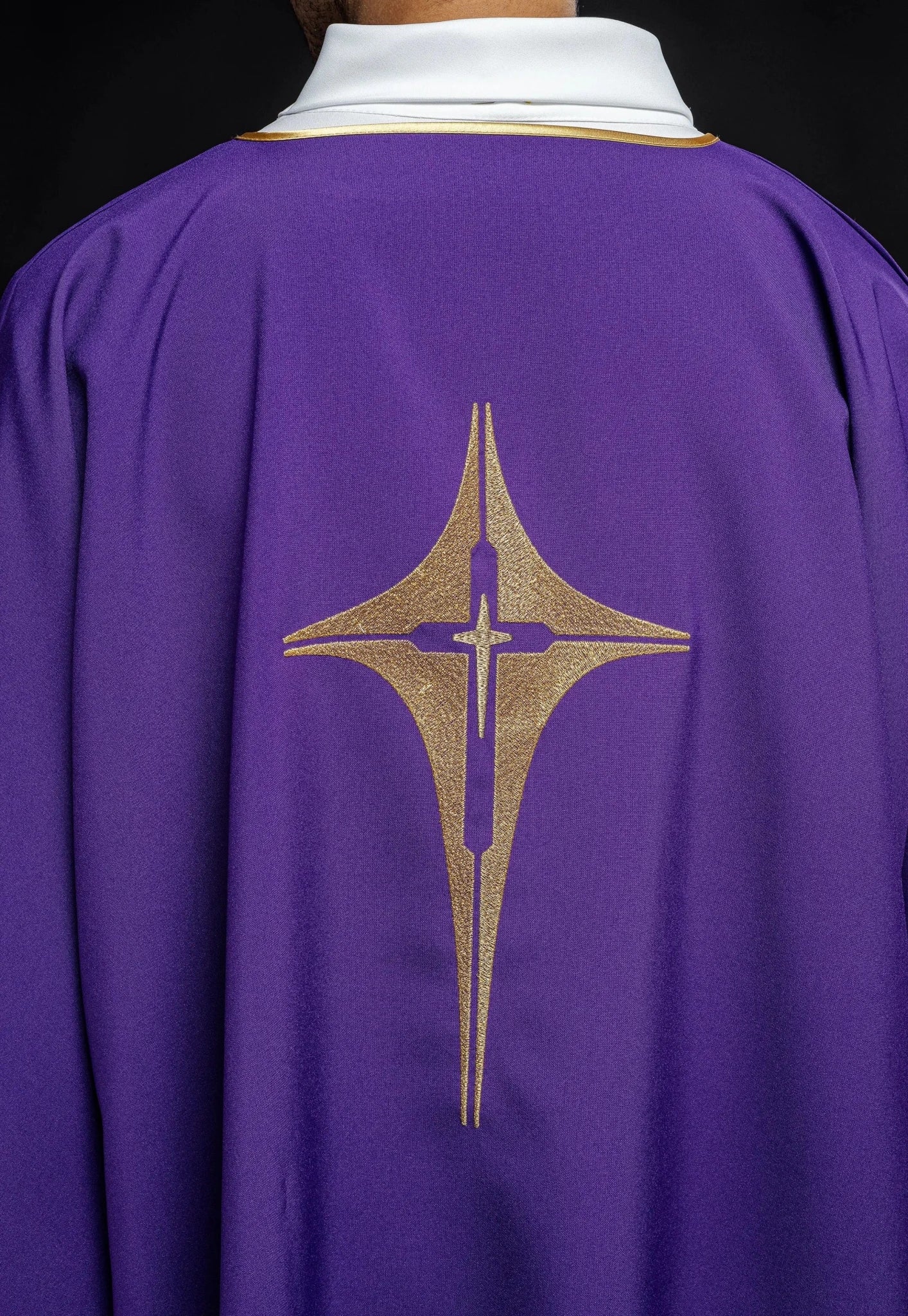 Dalmate violet avec croix dorée brodée