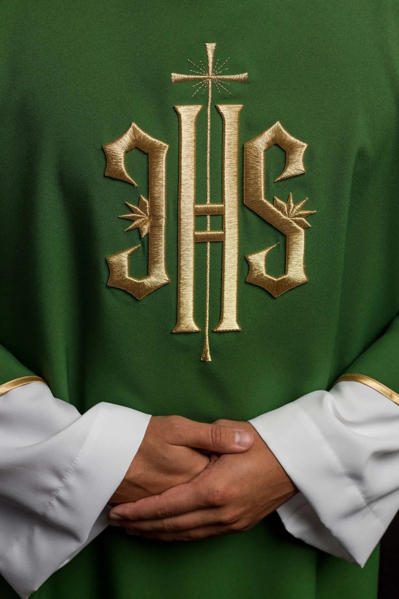 Dalmatique verte avec IHS doré brodé