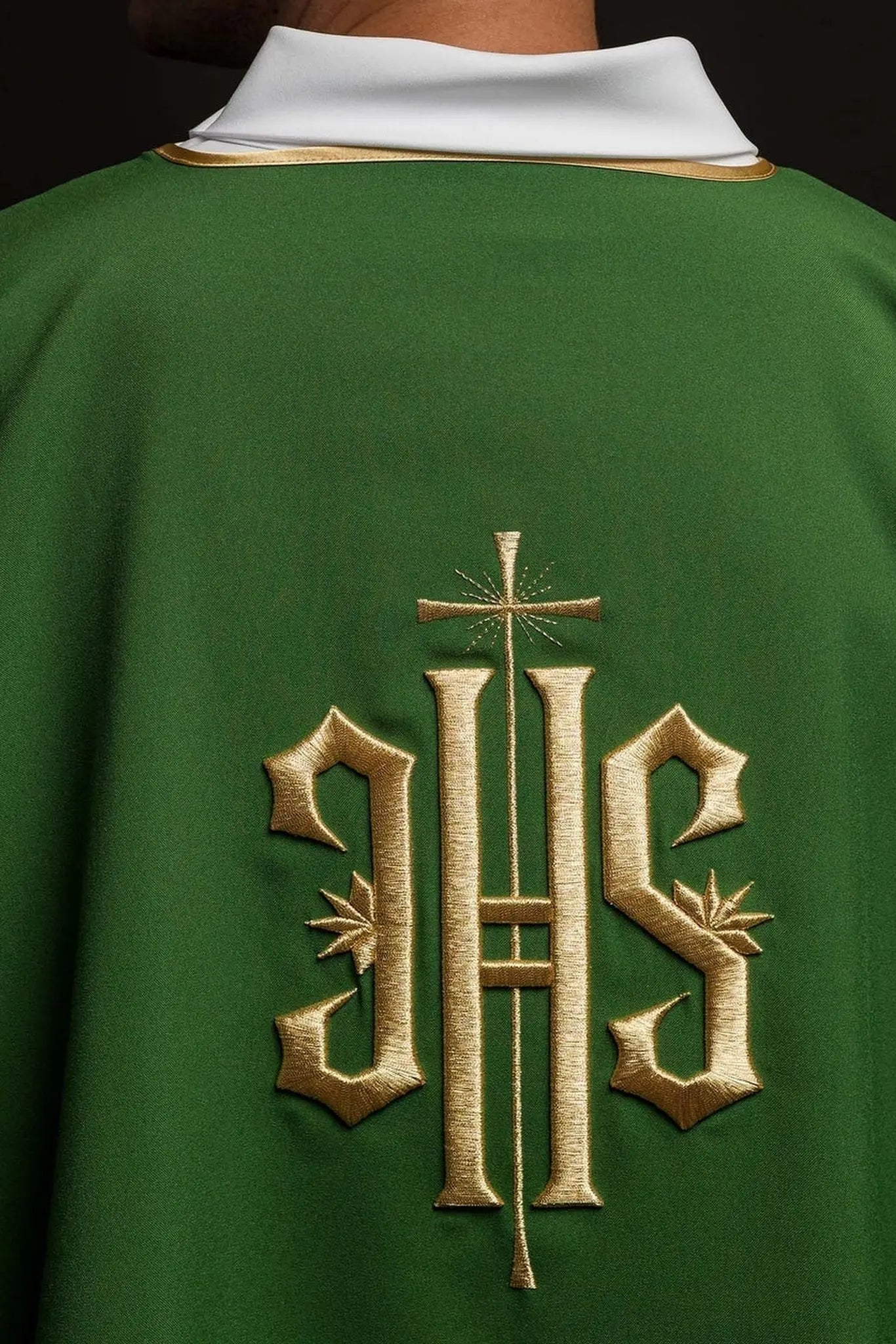 Dalmatique verte avec IHS doré brodé