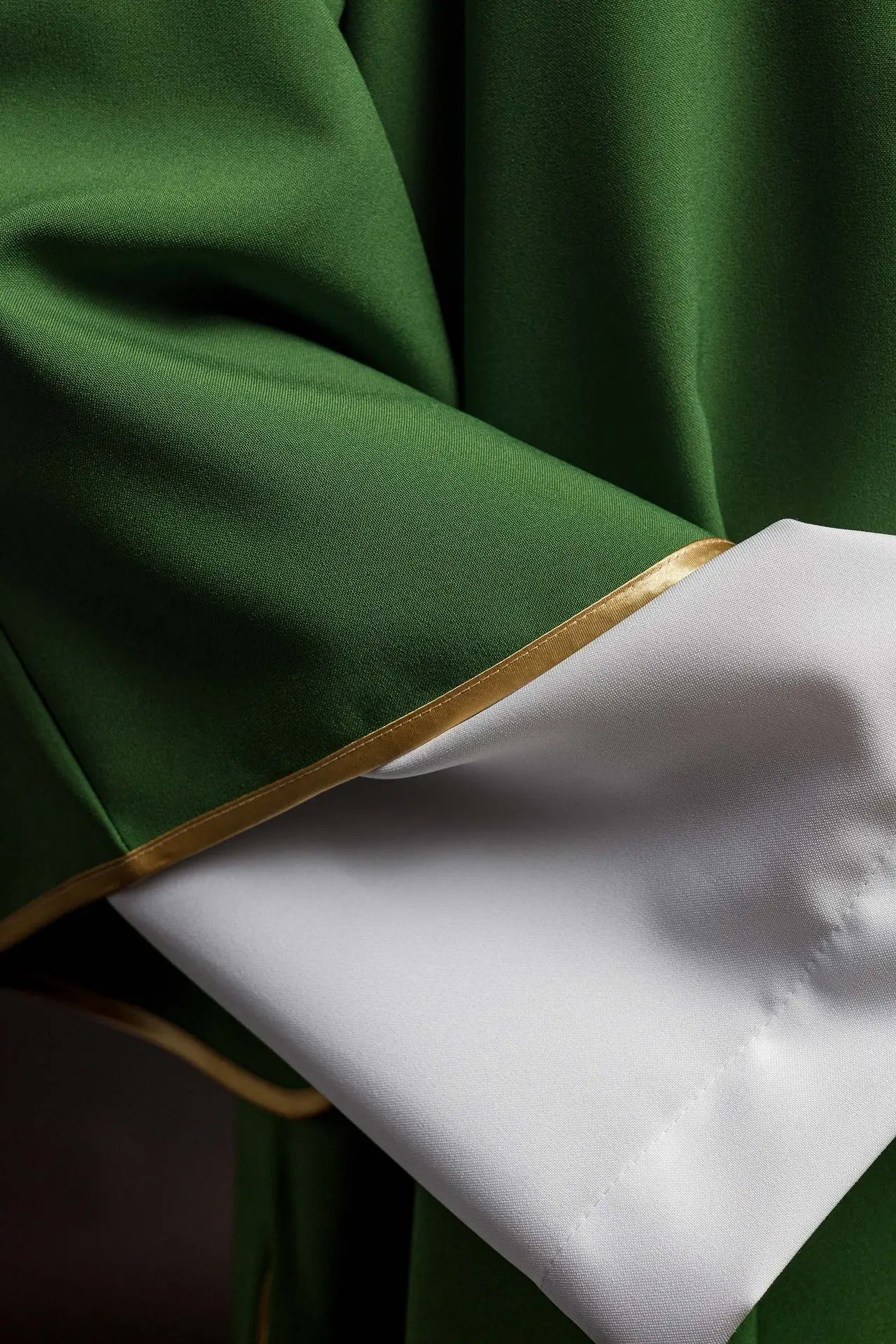 Dalmatique verte avec IHS doré brodé