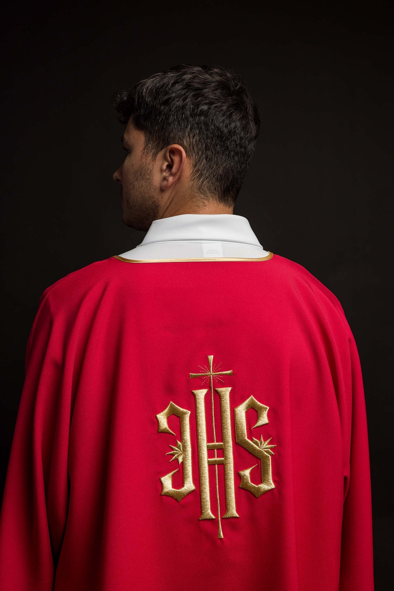 Czerwona Dalmatyka z haftowanym złotym IHS - ORNATY.PL